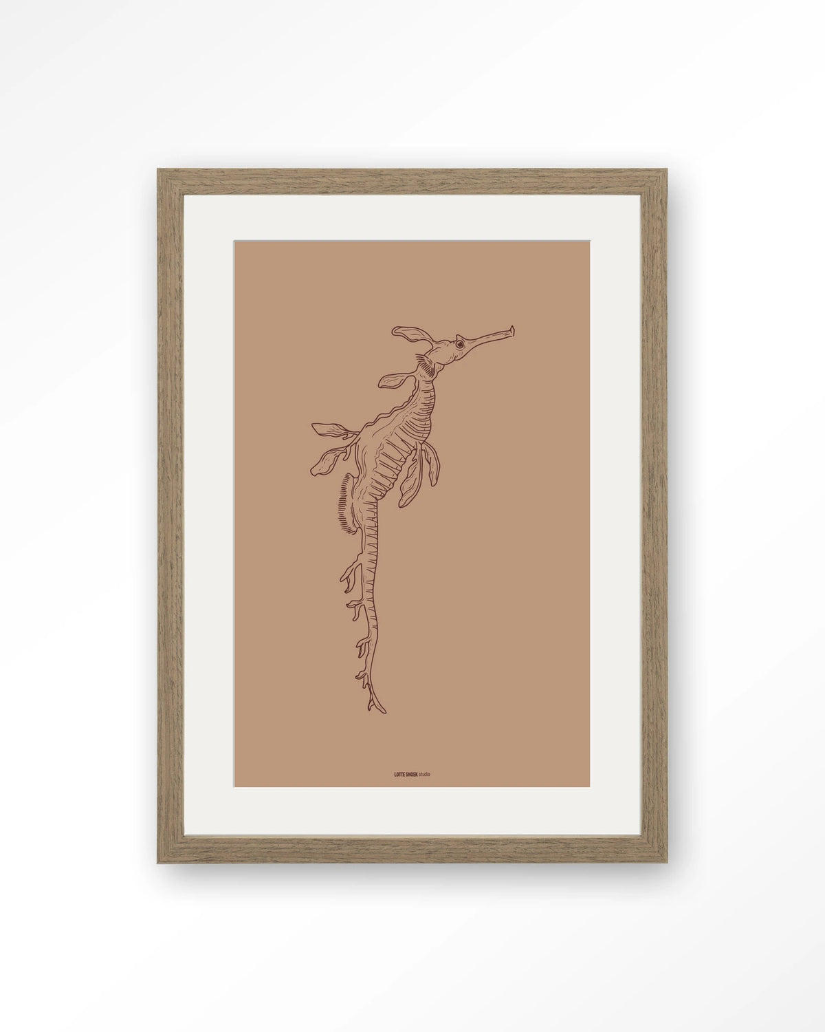 Lau Lau – zeedraakje lijntekening – Art print – Hout bruin + passe-partout