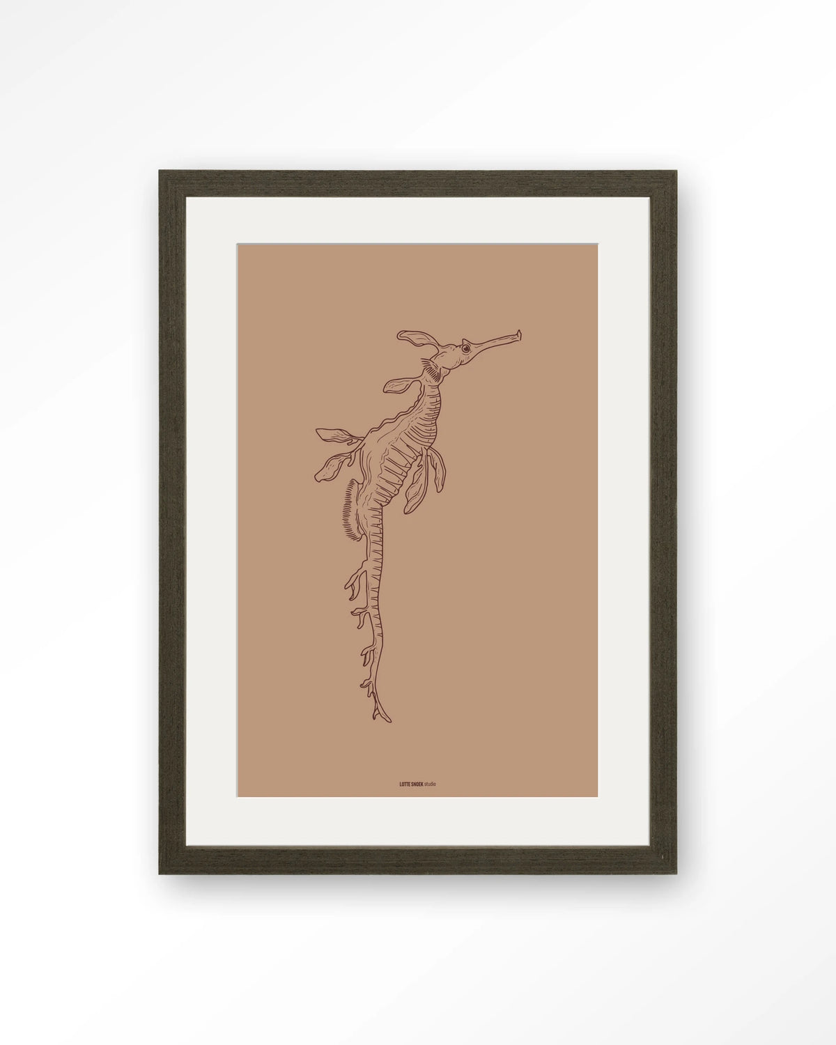 Lau Lau – zeedraakje lijntekening – Art print – Hout donkerbruin + passe-partout
