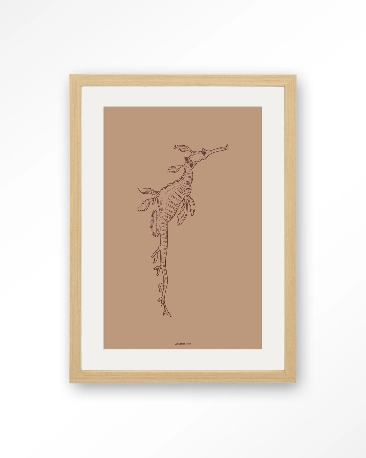 Lau Lau – zeedraakje lijntekening – Art print – Hout naturel + passe-partout