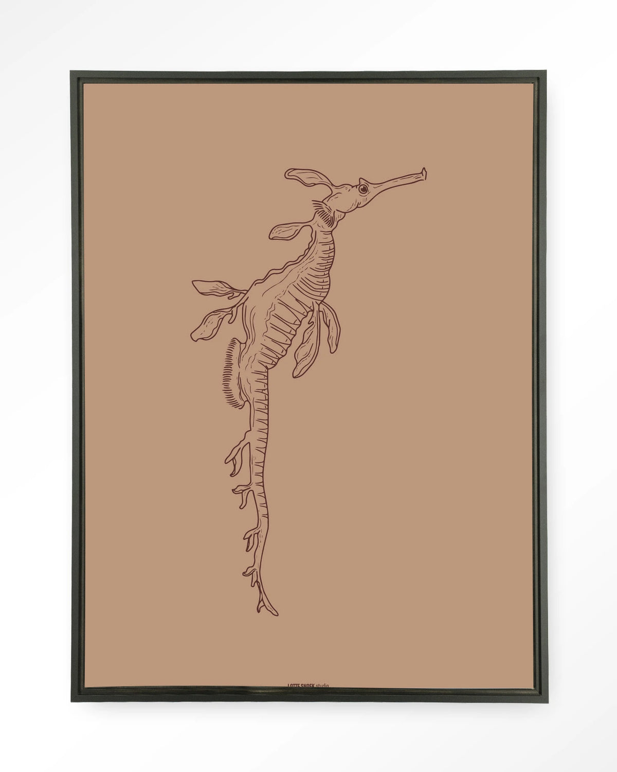 Lau Lau – zeedraakje lijntekening – Wandkleed – Floating frame – zwart
