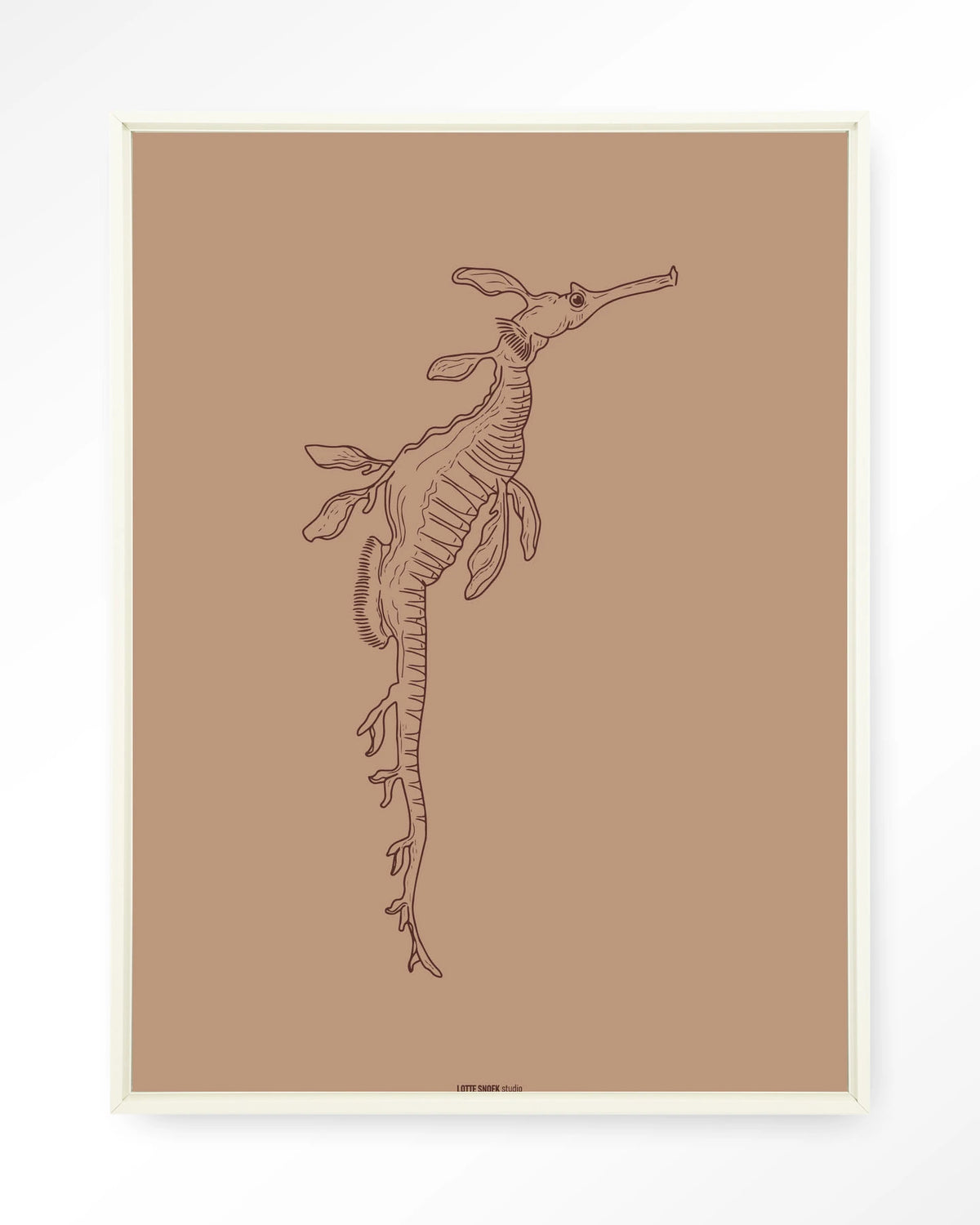 Lau Lau – zeedraakje lijntekening – Wandkleed – Floating frame – wit
