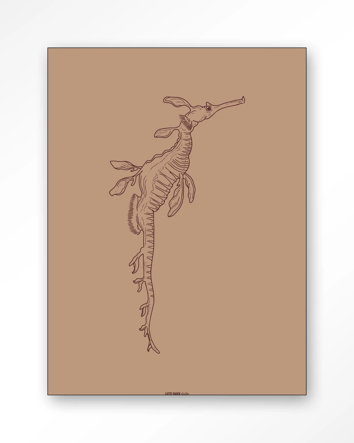 Lau Lau – zeedraakje lijntekening – Wandkleed – Frame – zwart