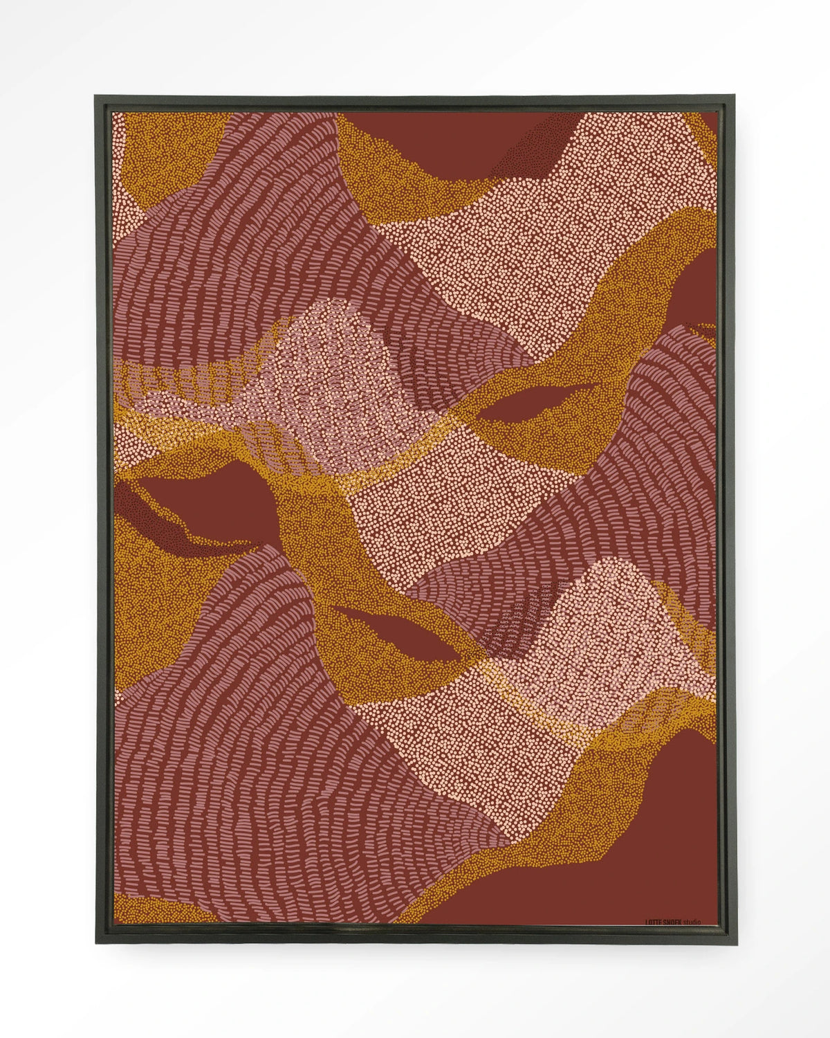 La Ondas – abstract golvend patroon in rood en oker – Wandkleed – Floating frame – zwart