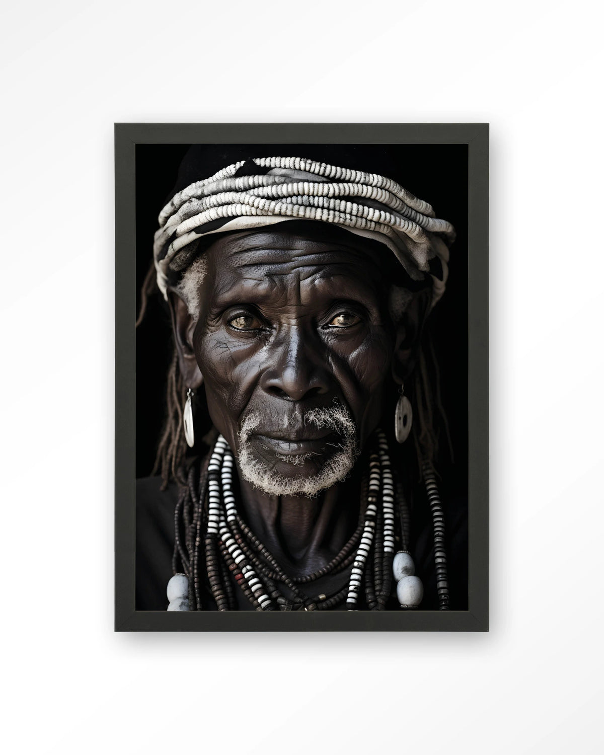 Kabila – Afrikaanse man met kralen – Art print – Hout zwart