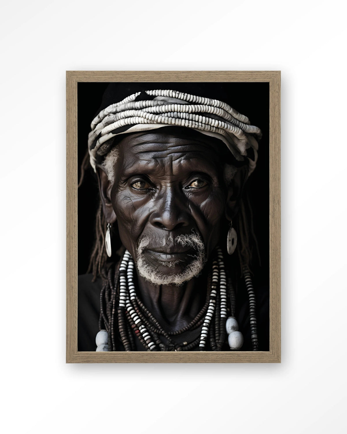 Kabila – Afrikaanse man met kralen – Art print – Hout bruin