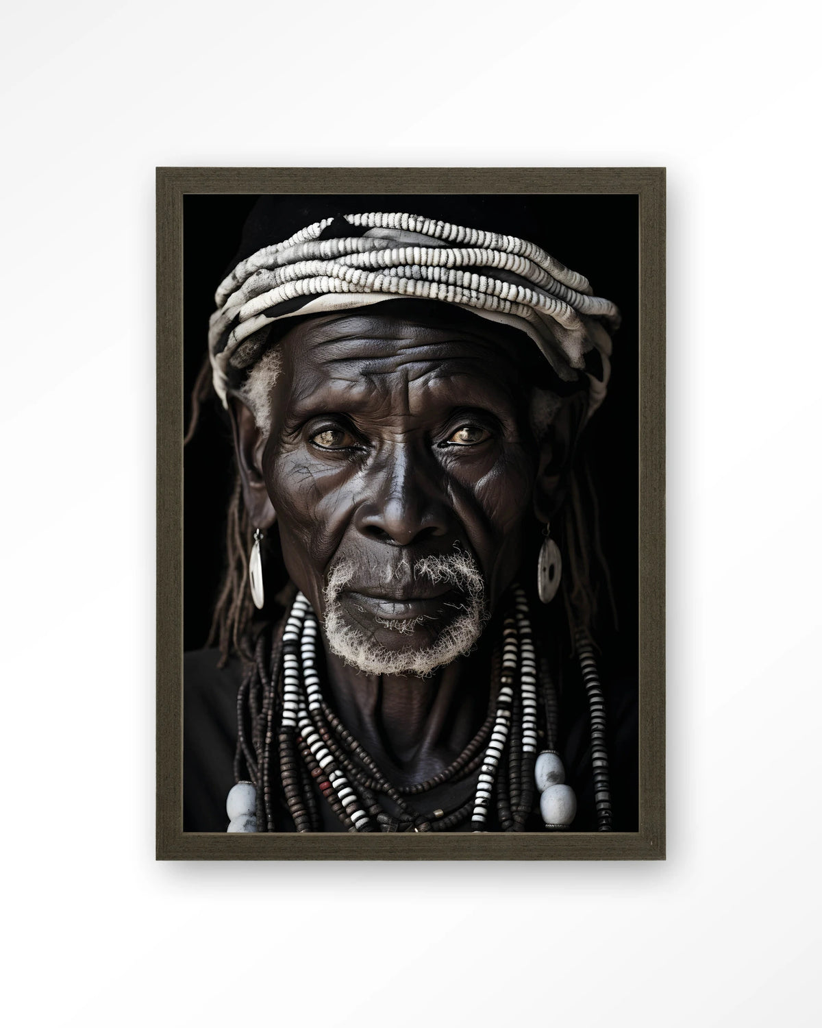 Kabila – Afrikaanse man met kralen – Art print – Hout donkerbruin