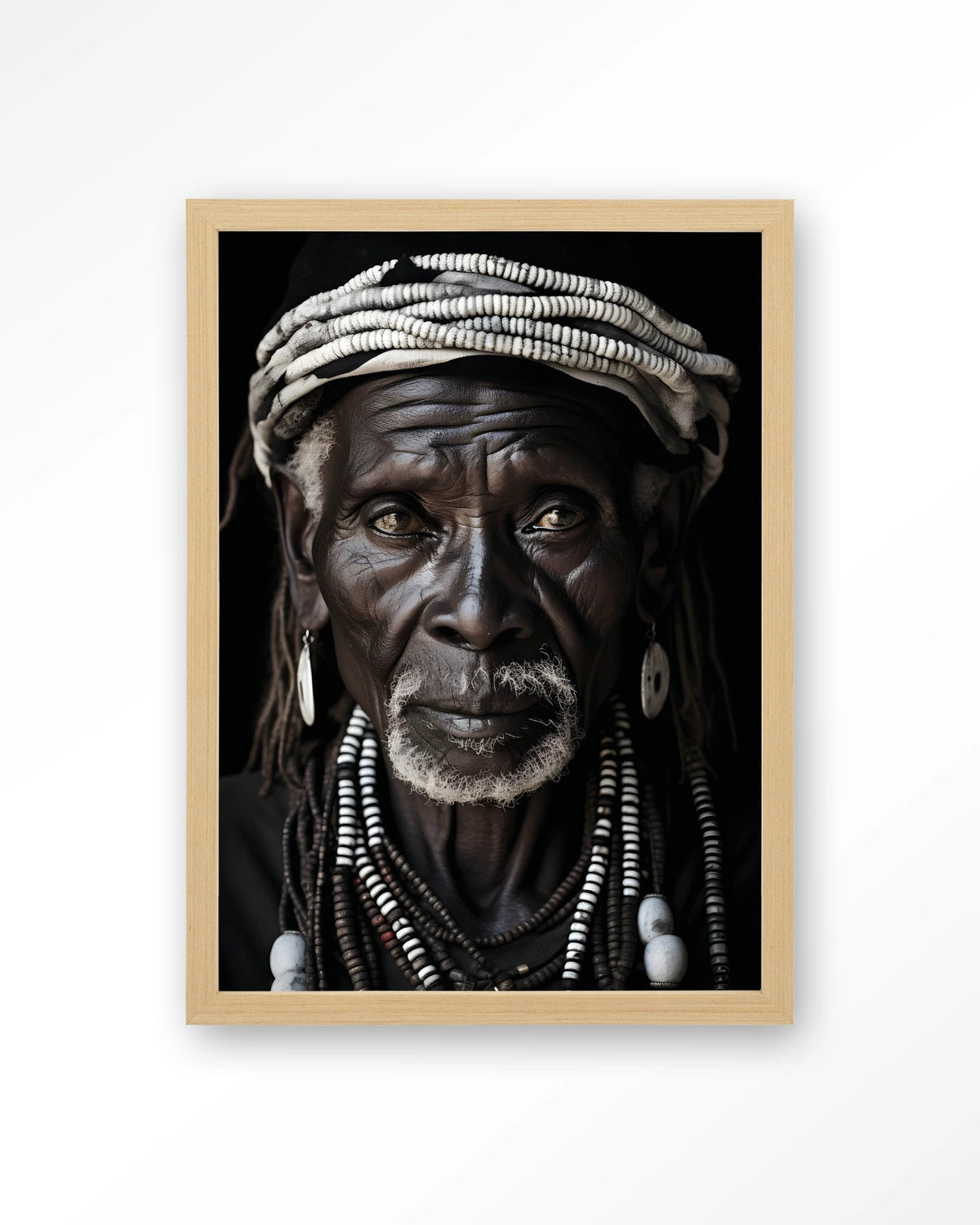 Kabila – Afrikaanse man met kralen – Art print – Hout naturel