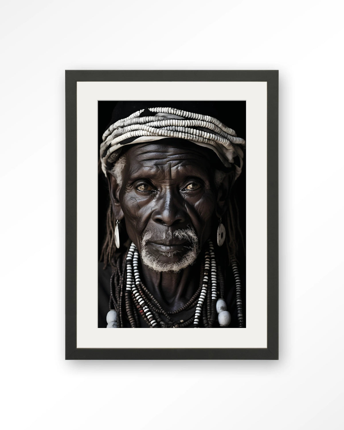 Kabila – Afrikaanse man met kralen – Art print – Hout zwart + passe-partout