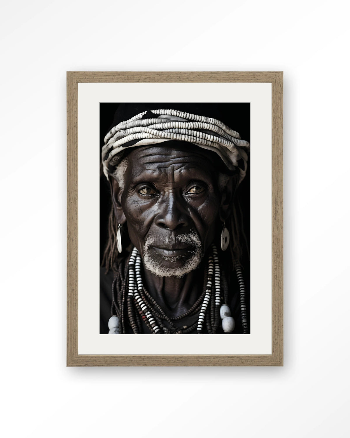 Kabila – Afrikaanse man met kralen – Art print – Hout bruin + passe-partout