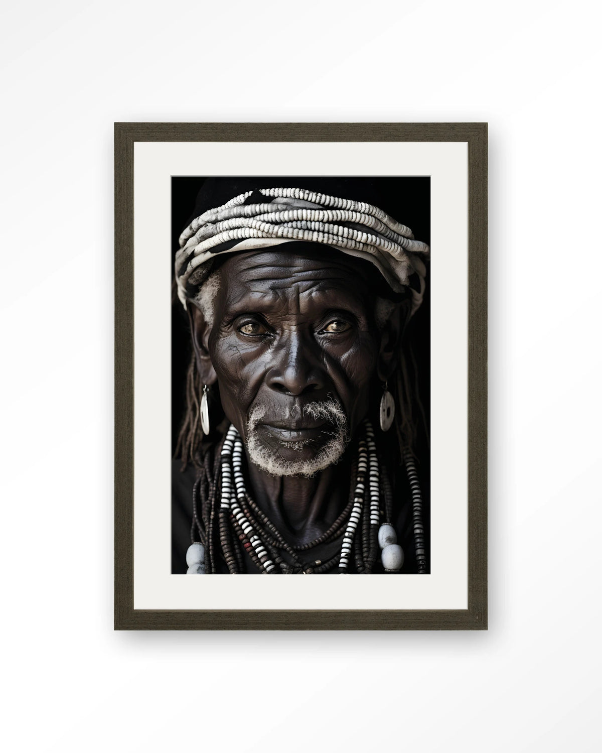 Kabila – Afrikaanse man met kralen – Art print – Hout donkerbruin + passe-partout