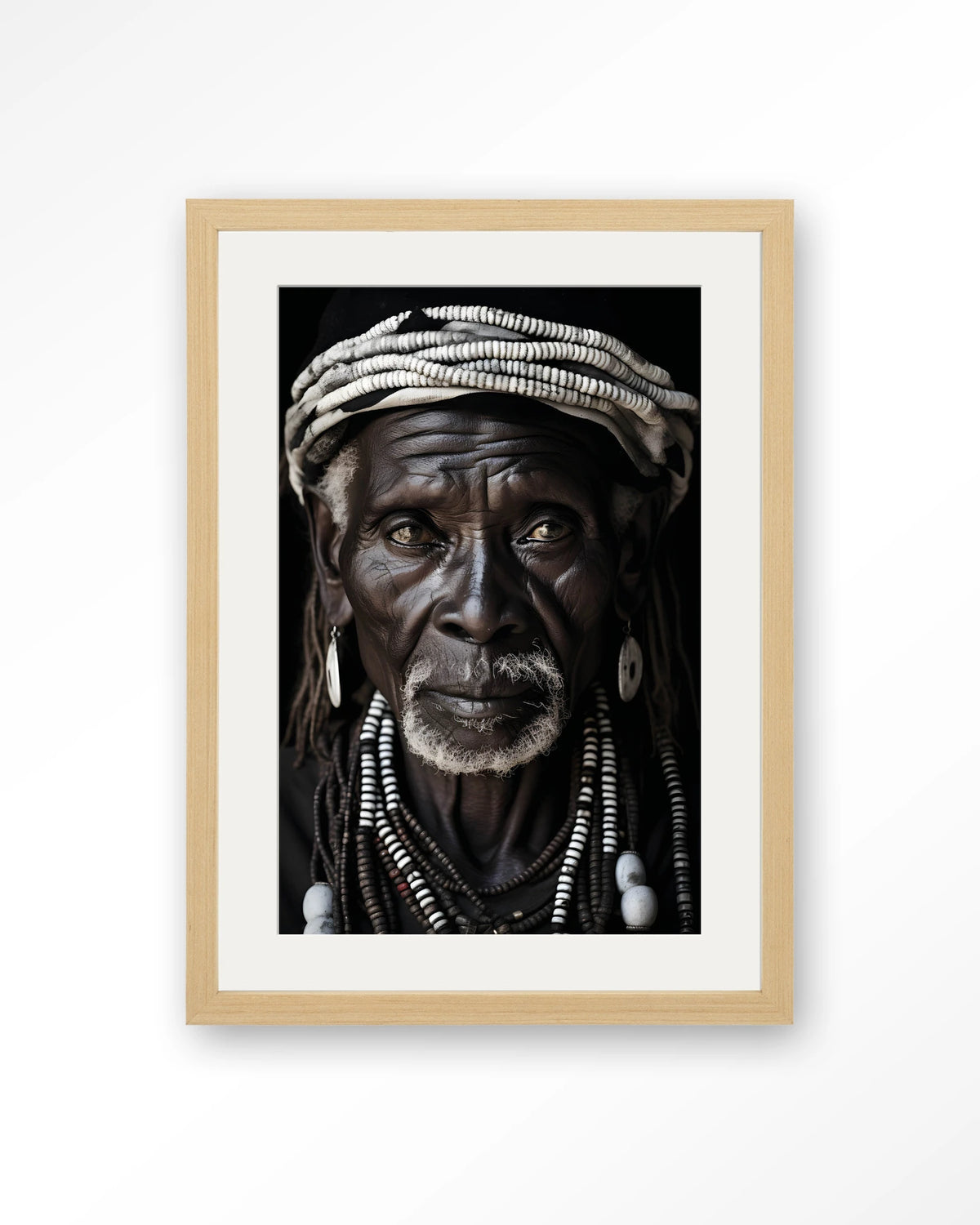 Kabila – Afrikaanse man met kralen – Art print – Hout naturel + passe-partout