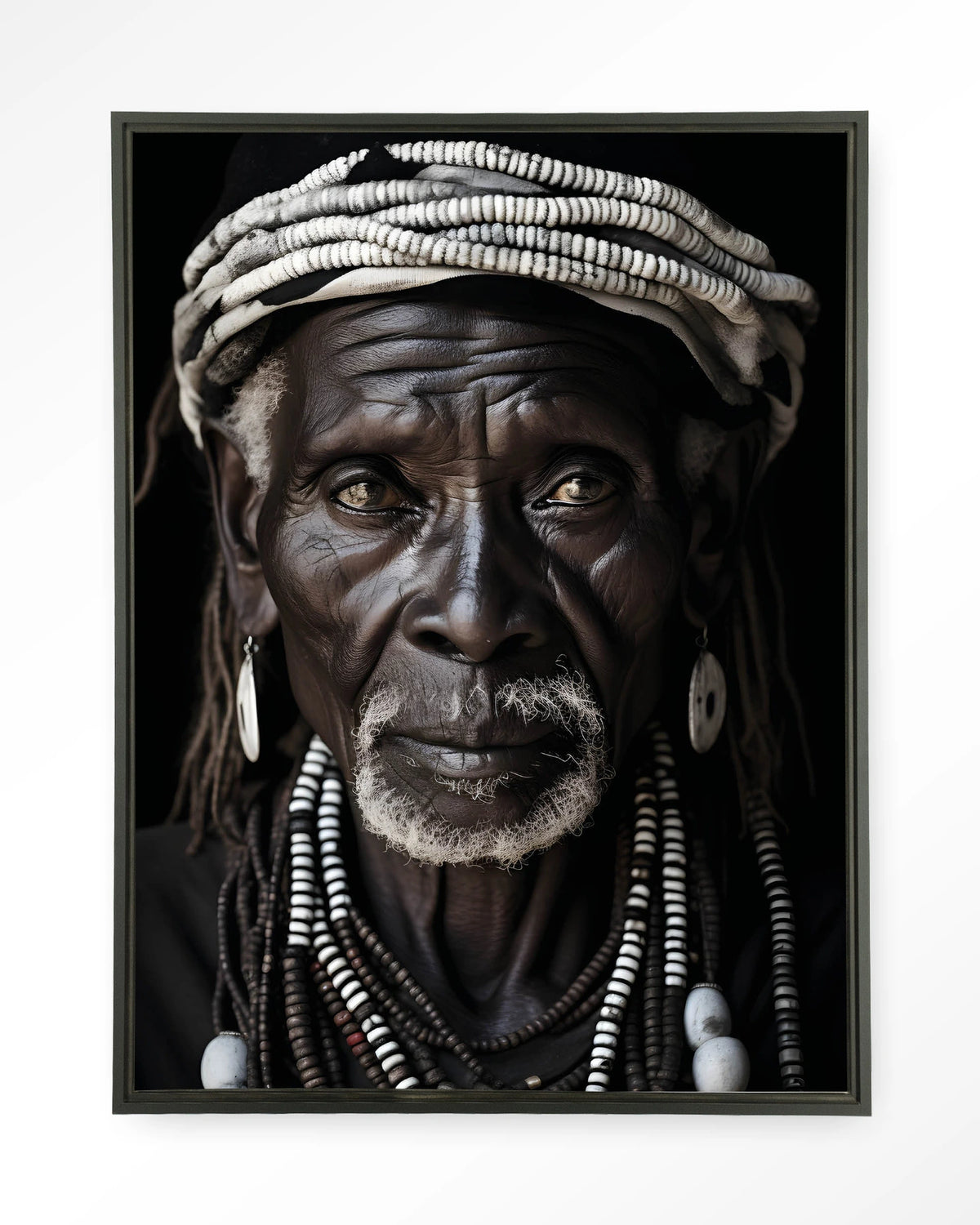 Kabila – Afrikaanse man met kralen – Wandkleed – Floating frame – zwart