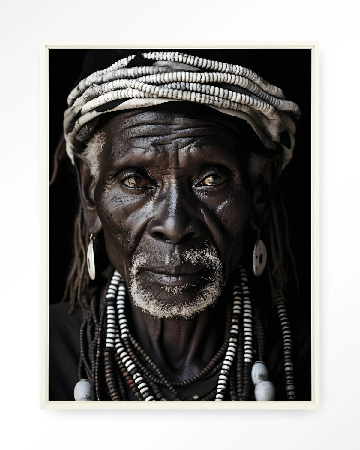 Kabila – Afrikaanse man met kralen – Wandkleed – Floating frame – wit