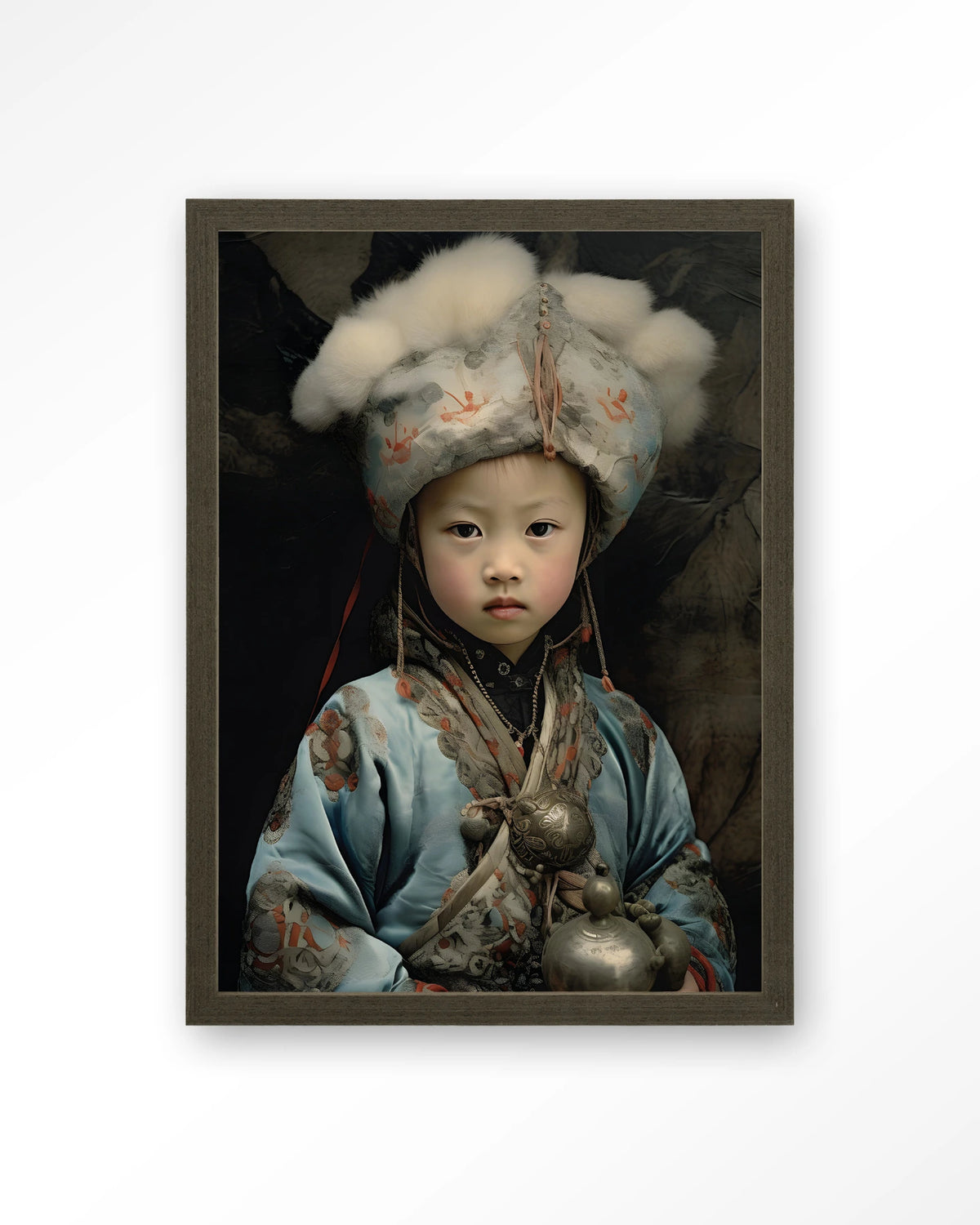 Traditional Child 2 – portret van een kind in traditionele kleding – Art print – Hout donkerbruin