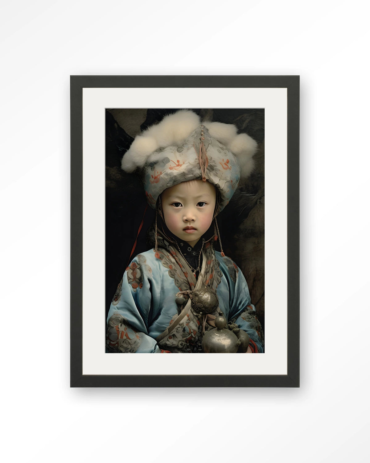 Traditional Child 2 – portret van een kind in traditionele kleding – Art print – Hout zwart + passe-partout