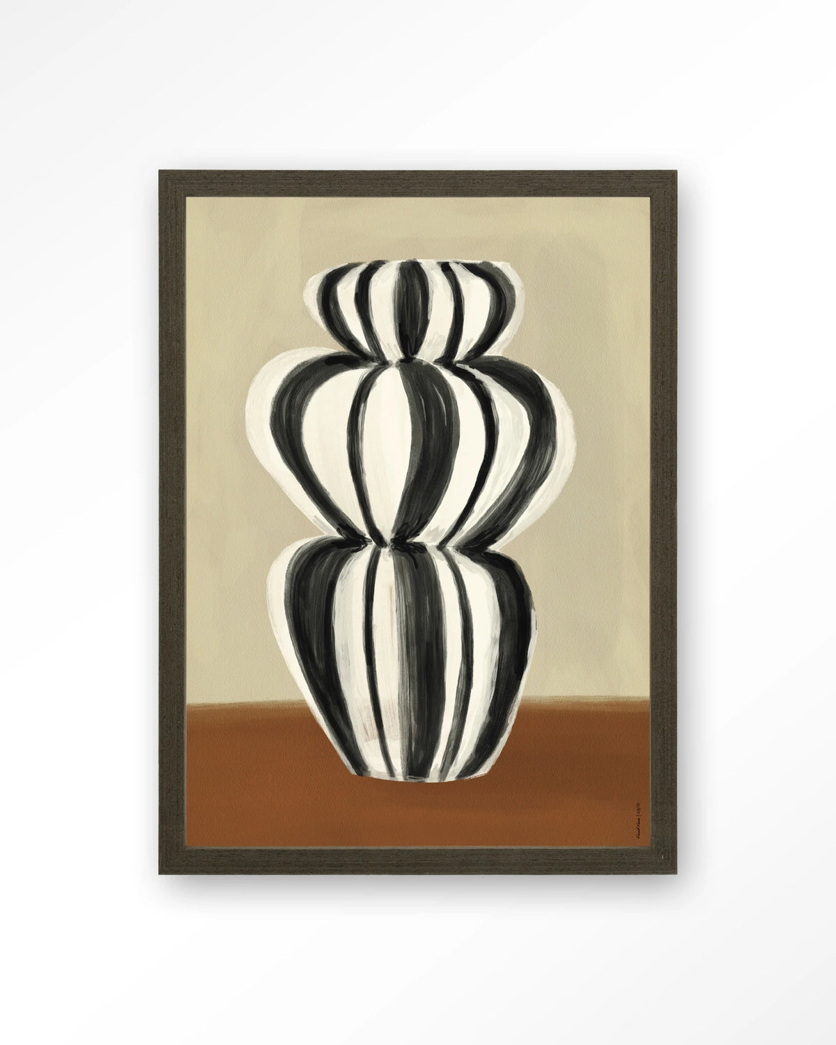 Vivid Vase 03 – zwart-witte gestreepte vaas – Art print – Hout donkerbruin