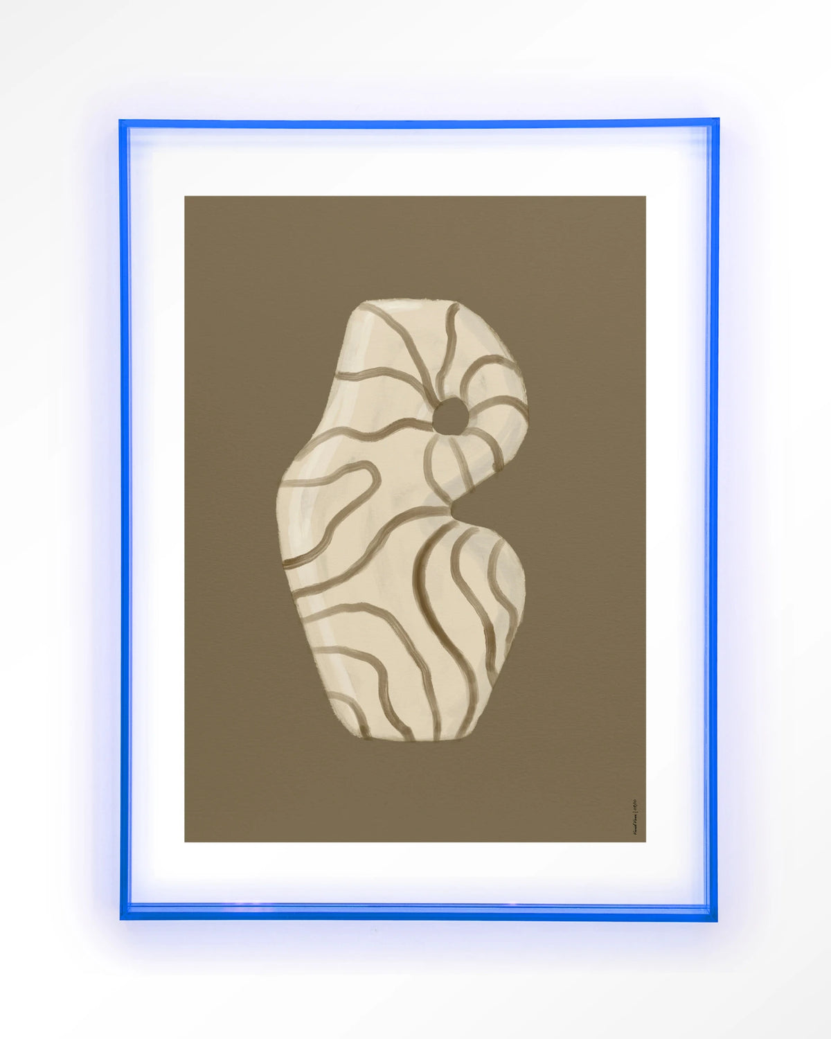 Vivid Vase 09 – vaas met lijnen op bruine achtergrond – Art print – Acryl lichtblauw