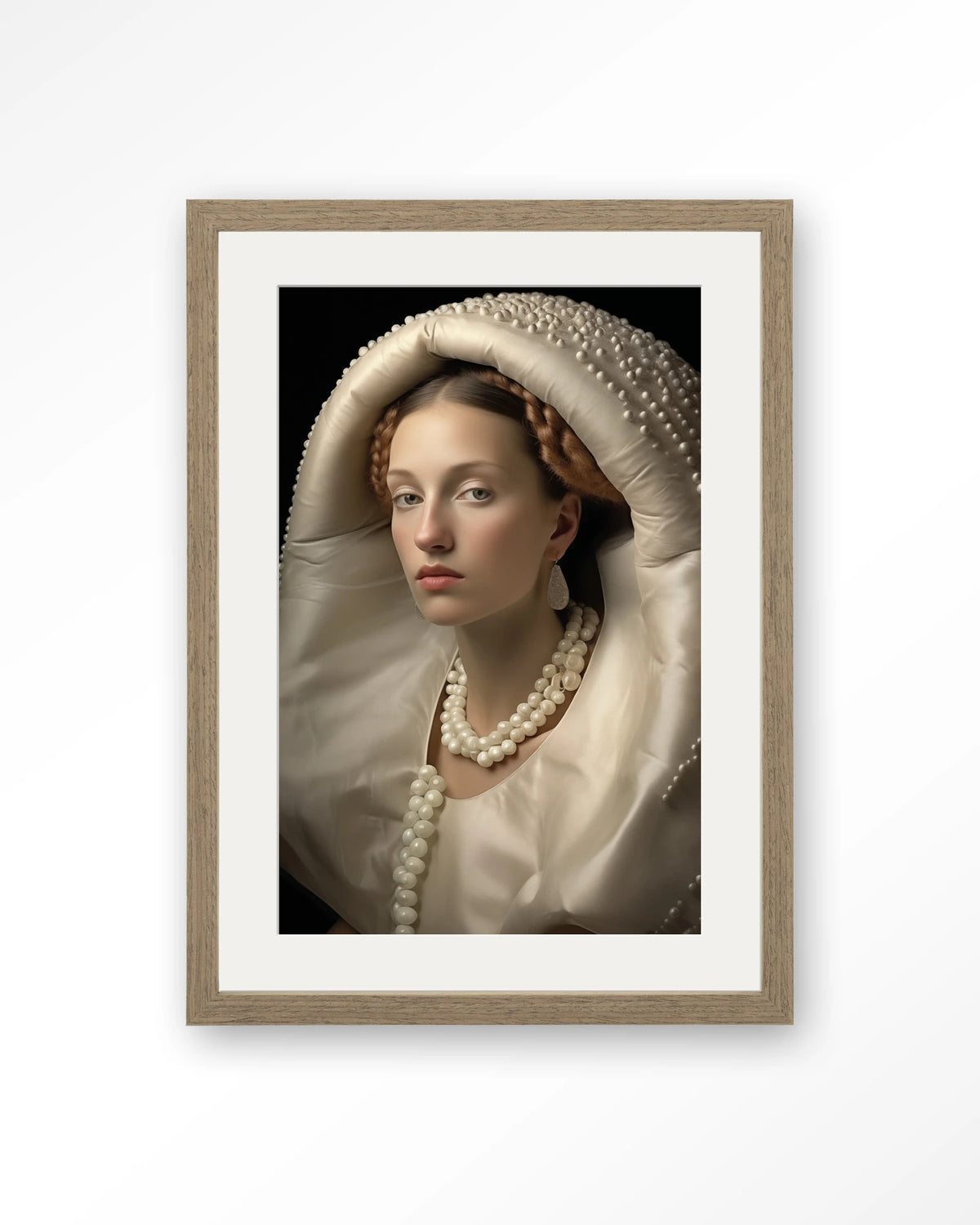 Queen of Pearls – vrouw met parels – Art print – Hout bruin + passe-partout