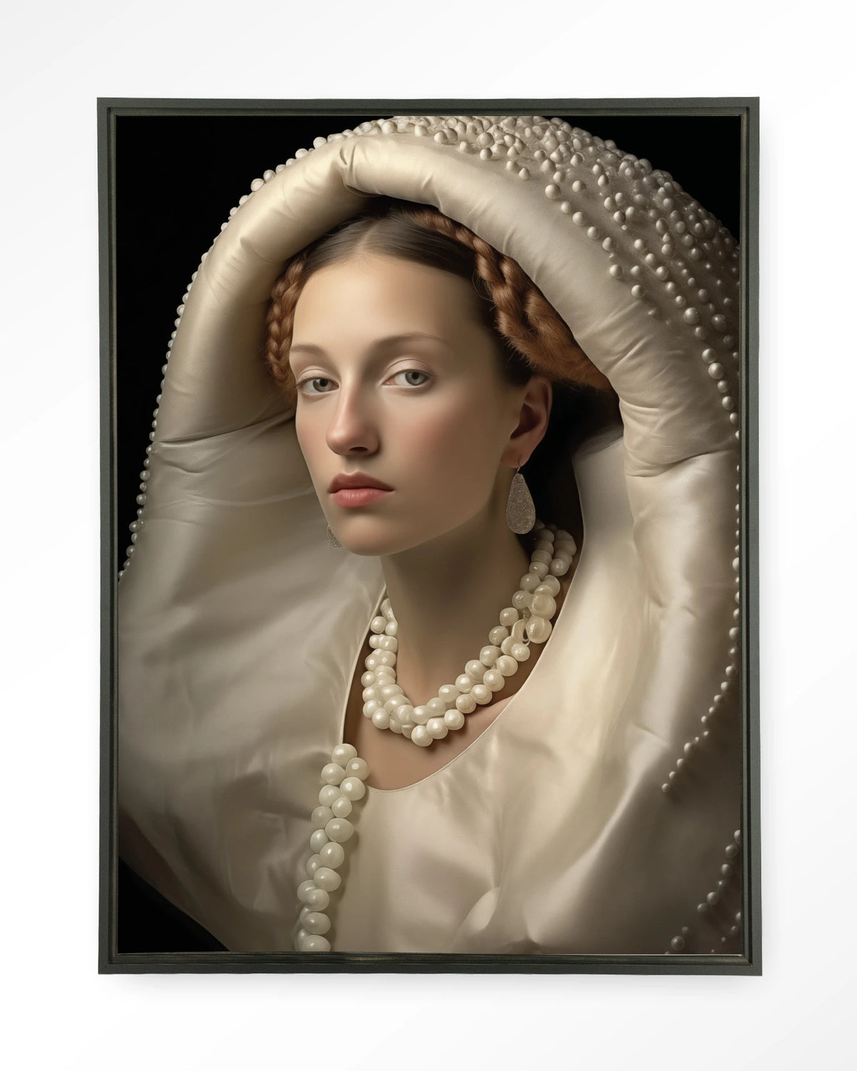 Queen of Pearls – vrouw met parels – Wandkleed – Floating frame – zwart