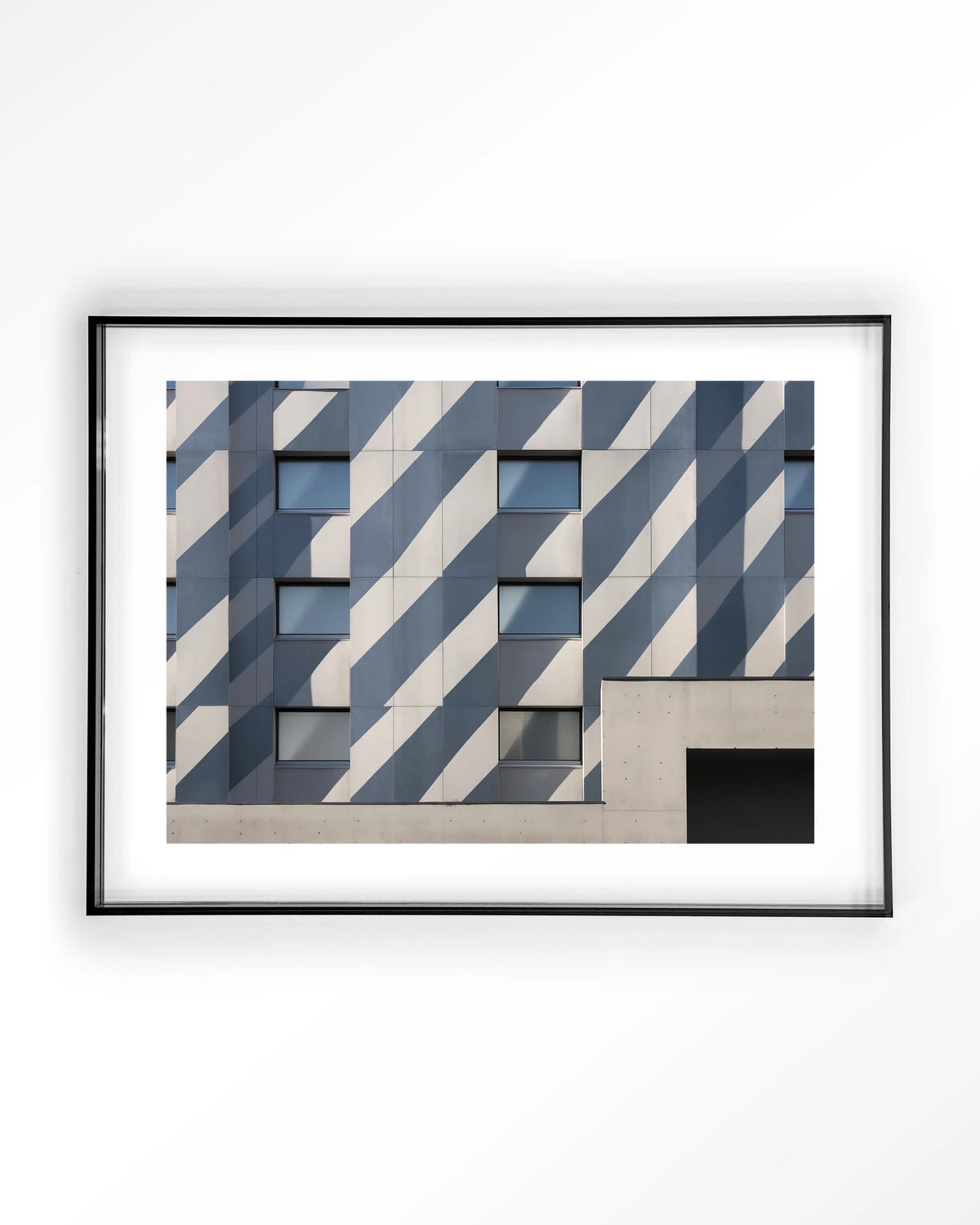 Shadows In Line – gebouw met schaduwen in blauw – Art print – Acryl zwart