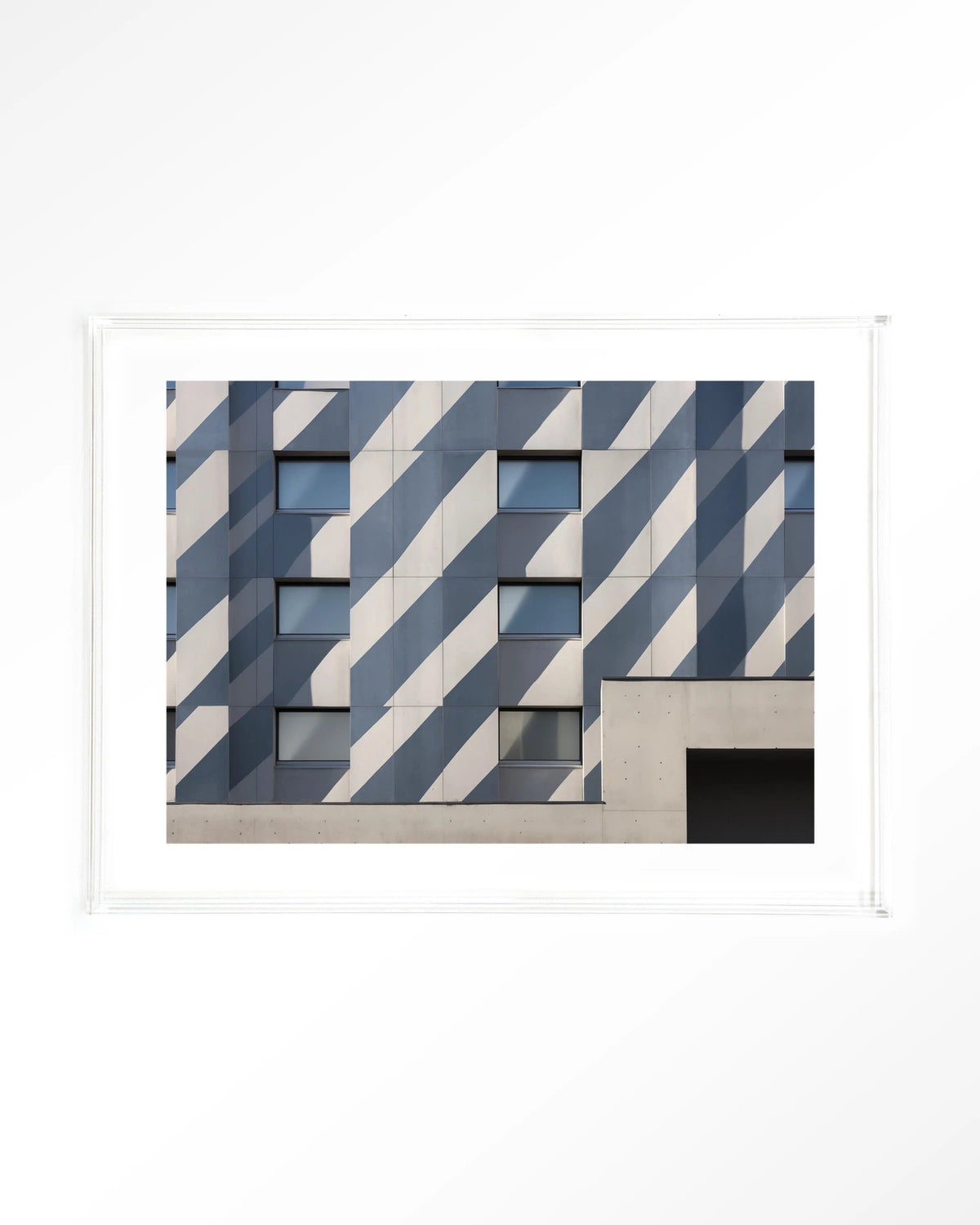 Shadows In Line – gebouw met schaduwen in blauw – Art print – Acryl doorzichtig