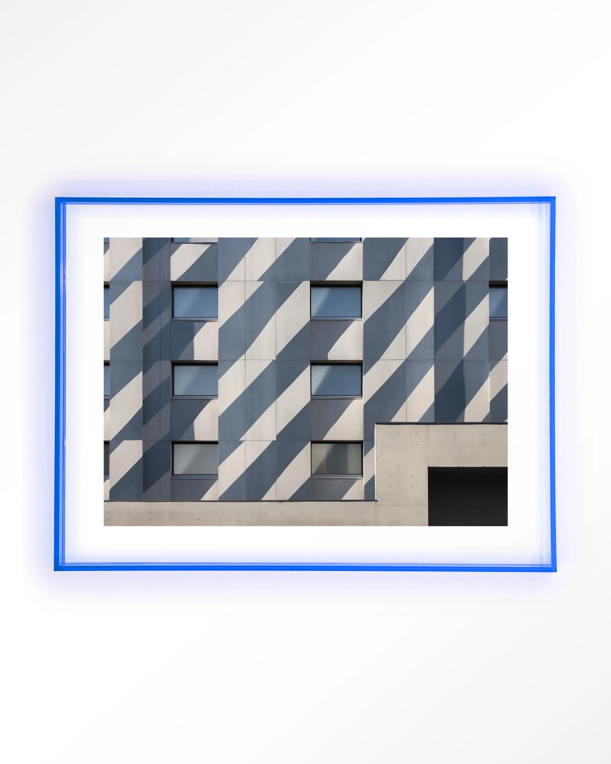 Shadows In Line – gebouw met schaduwen in blauw – Art print – Acryl lichtblauw