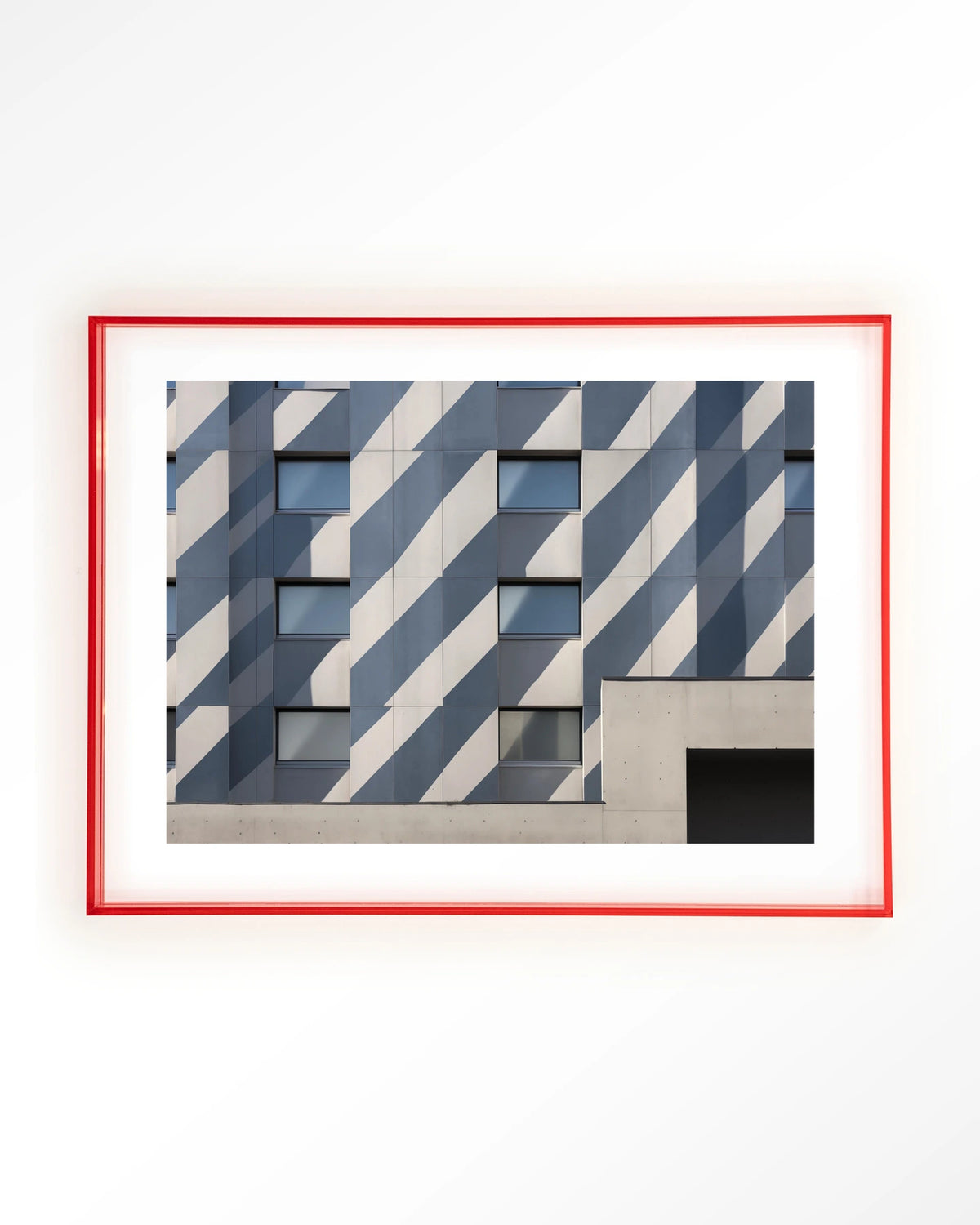 Shadows In Line – gebouw met schaduwen in blauw – Art print – Acryl roze