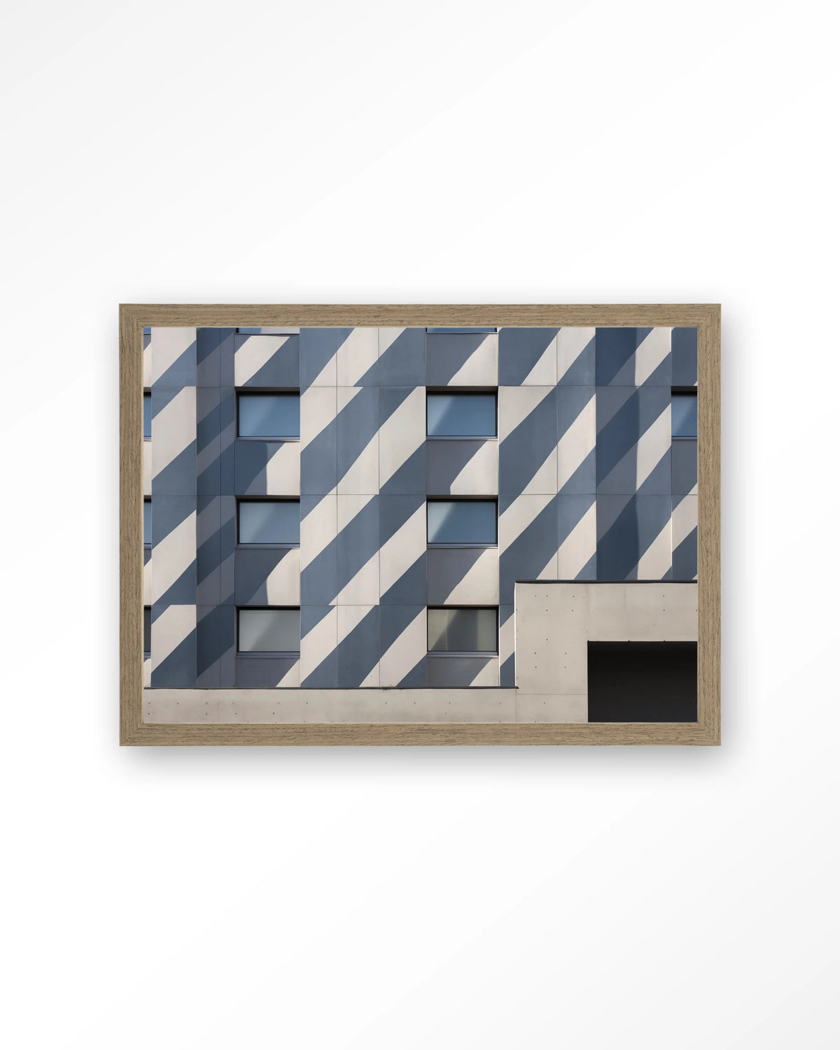 Shadows In Line – gebouw met schaduwen in blauw – Art print – Hout bruin