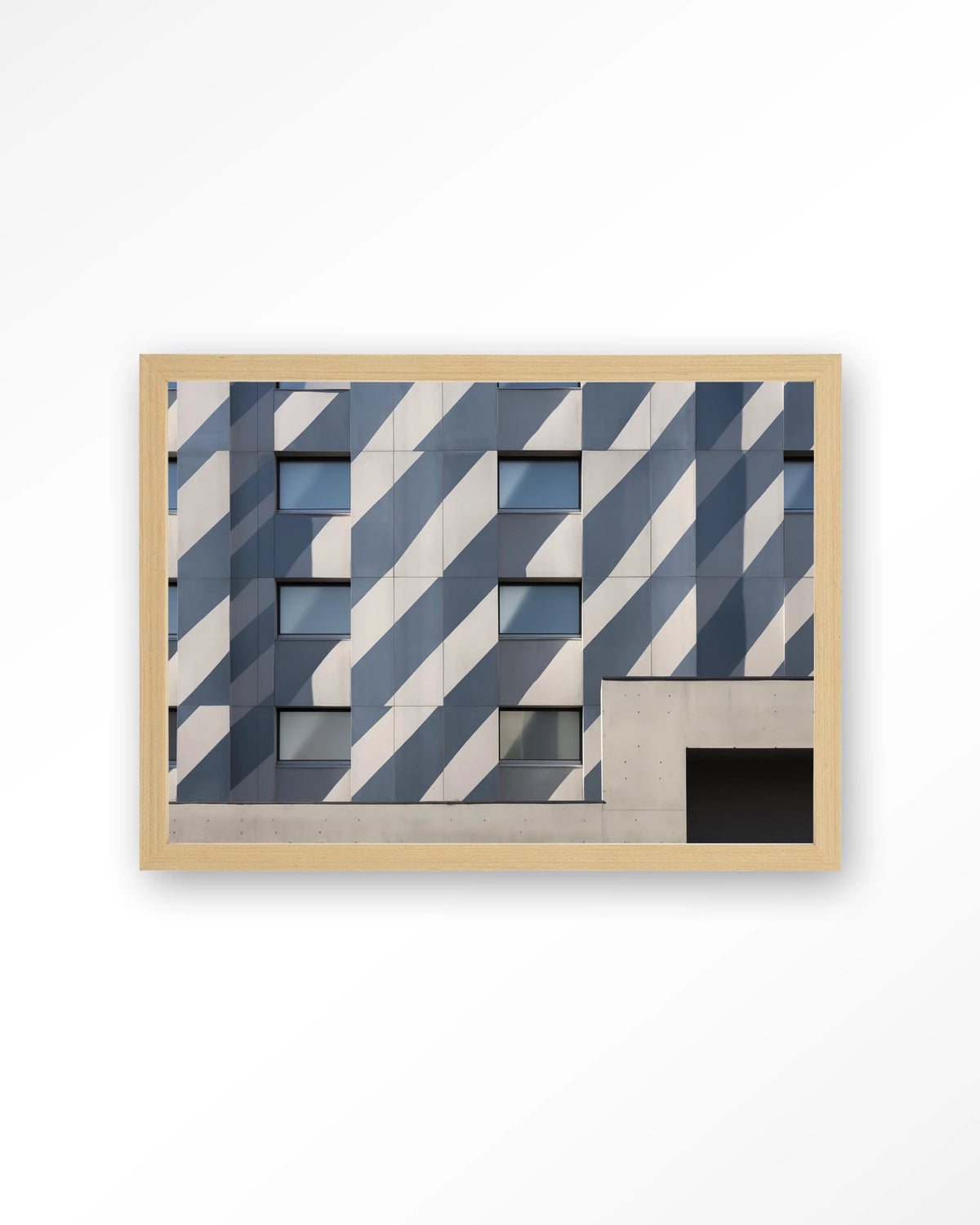 Shadows In Line – gebouw met schaduwen in blauw – Art print – Hout naturel