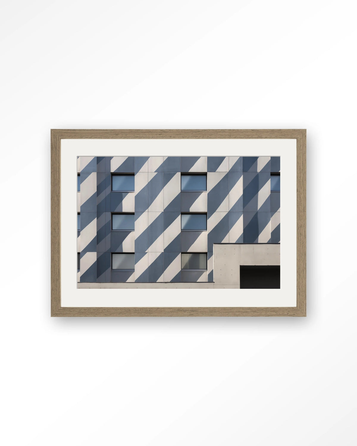 Shadows In Line – gebouw met schaduwen in blauw – Art print – Hout bruin + passe-partout