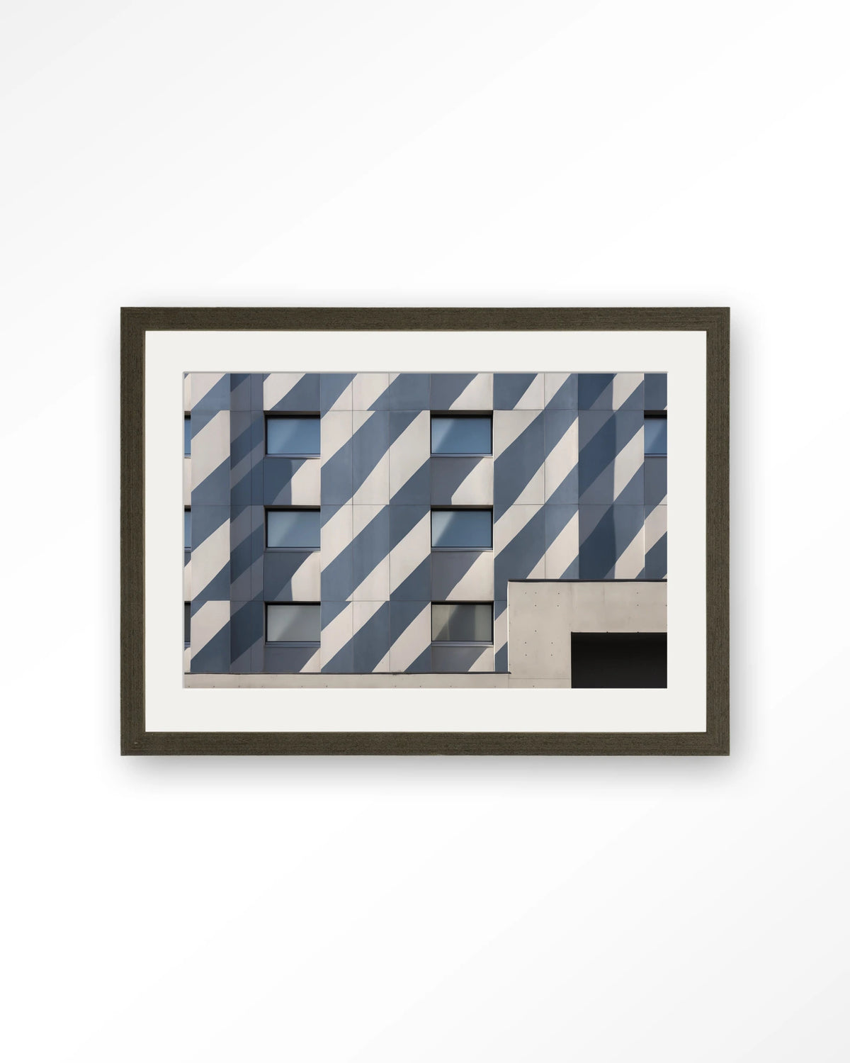 Shadows In Line – gebouw met schaduwen in blauw – Art print – Hout donkerbruin + passe-partout