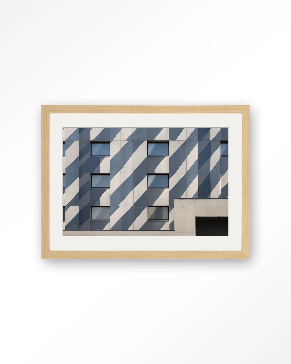 Shadows In Line – gebouw met schaduwen in blauw – Art print – Hout naturel + passe-partout