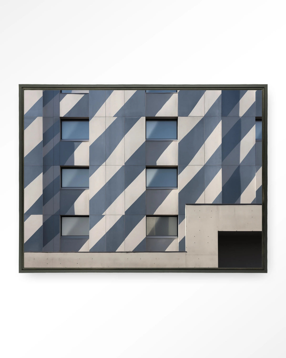 Shadows In Line – gebouw met schaduwen in blauw – Wandkleed – Floating frame – zwart