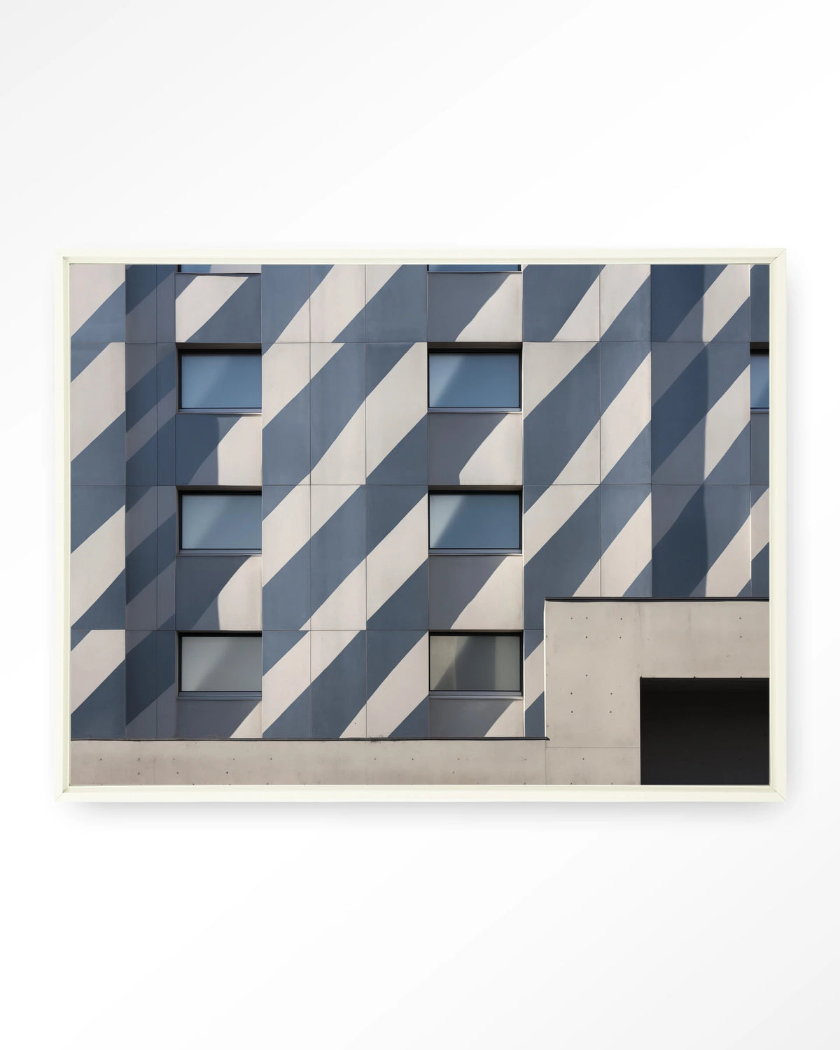 Shadows In Line – gebouw met schaduwen in blauw – Wandkleed – Floating frame – wit