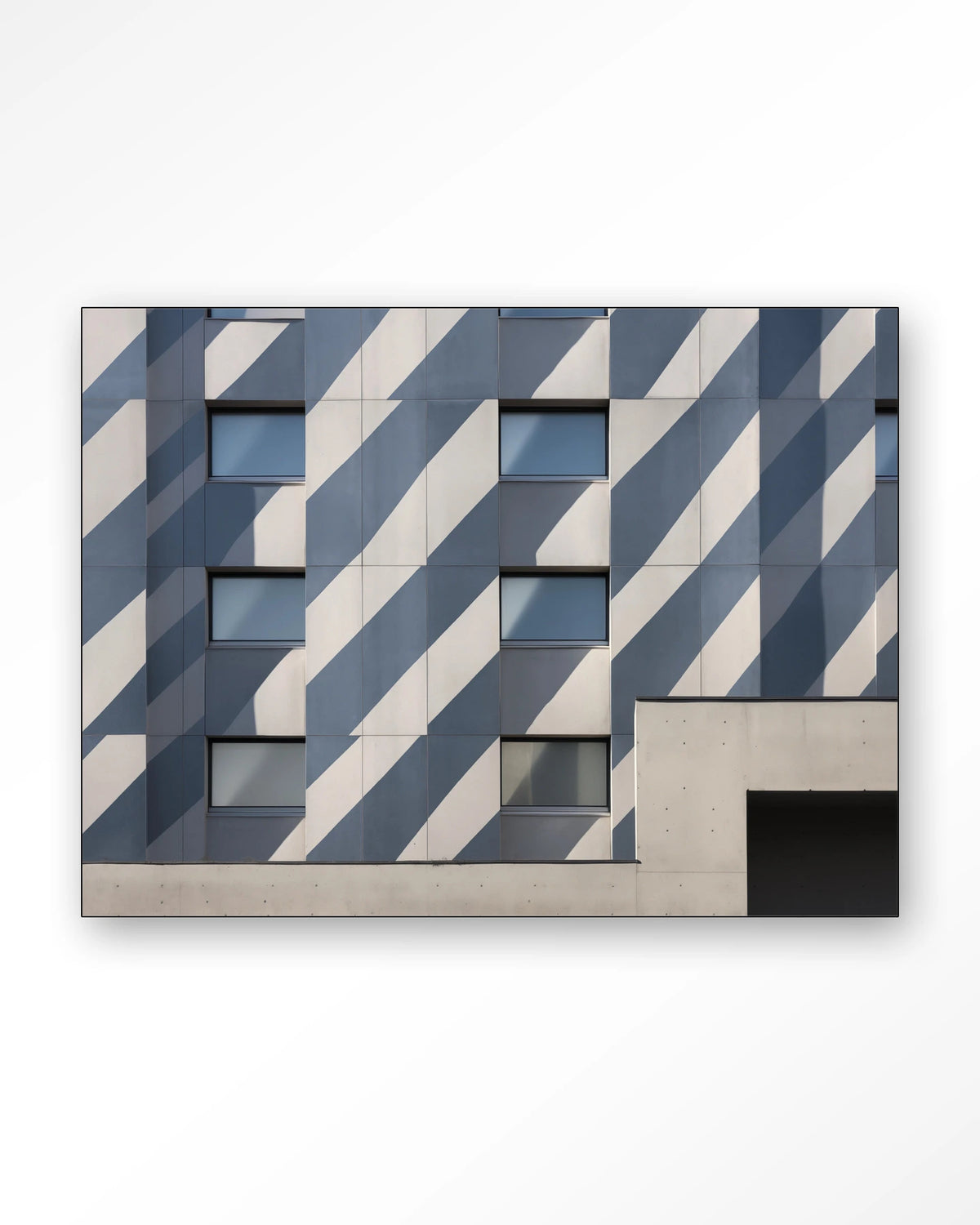 Shadows In Line – gebouw met schaduwen in blauw – Wandkleed – Frame – zwart