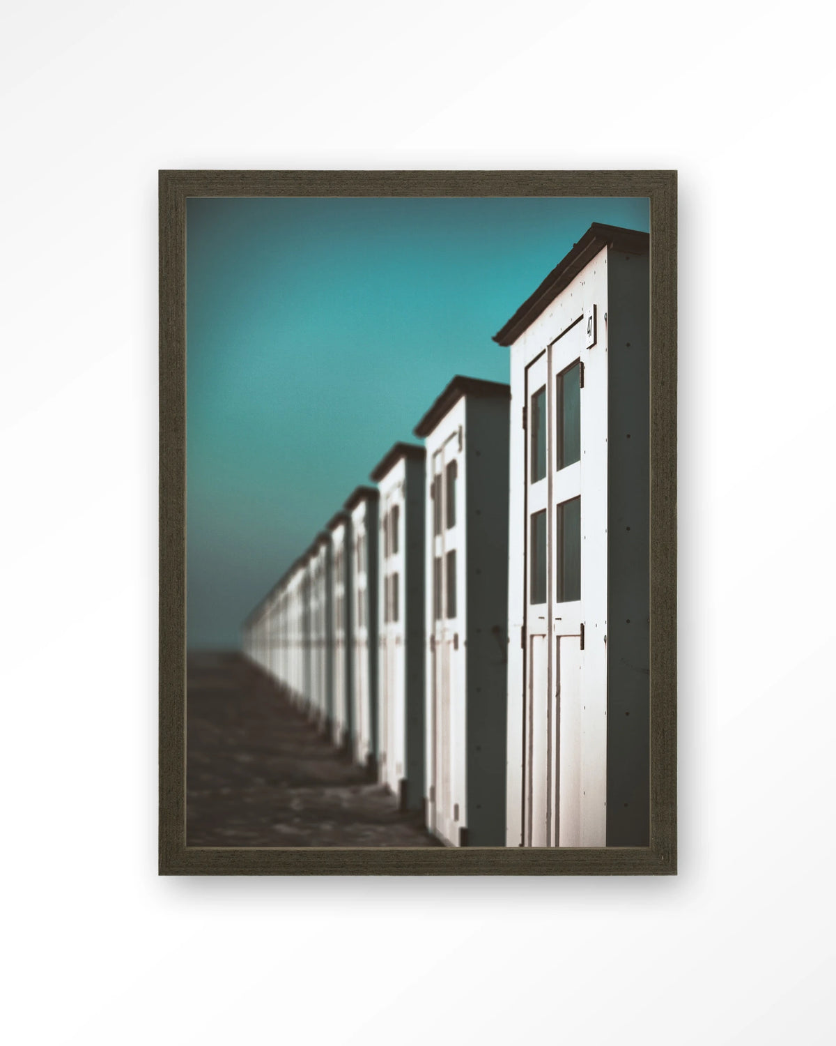 City Life @ The Beach – strandhuisjes in turquoise – Art print – Hout donkerbruin