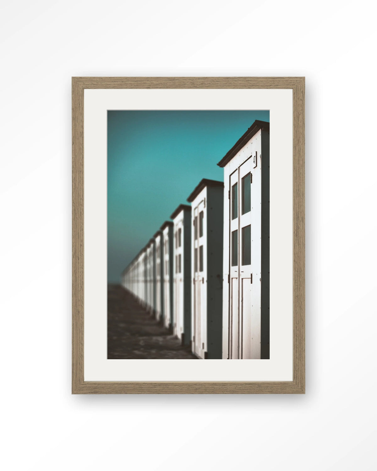 City Life @ The Beach – strandhuisjes in turquoise – Art print – Hout bruin + passe-partout