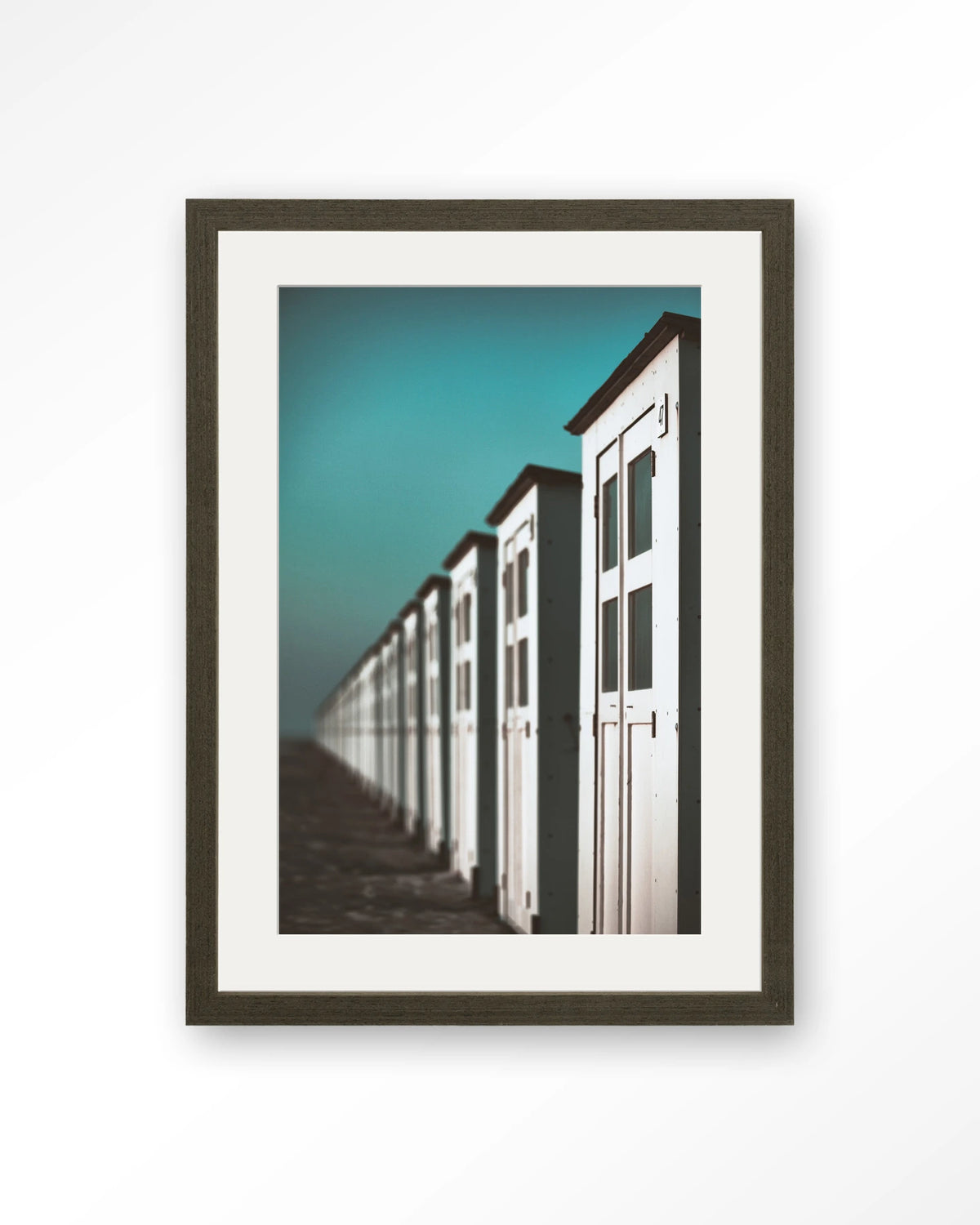 City Life @ The Beach – strandhuisjes in turquoise – Art print – Hout donkerbruin + passe-partout