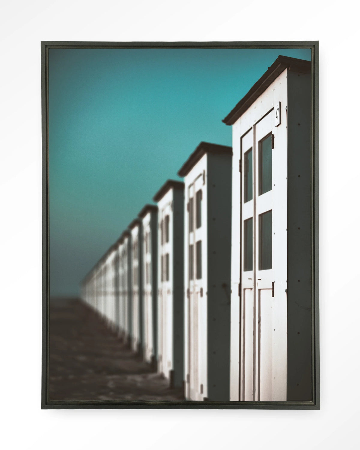City Life @ The Beach – strandhuisjes in turquoise – Wandkleed – Floating frame – zwart