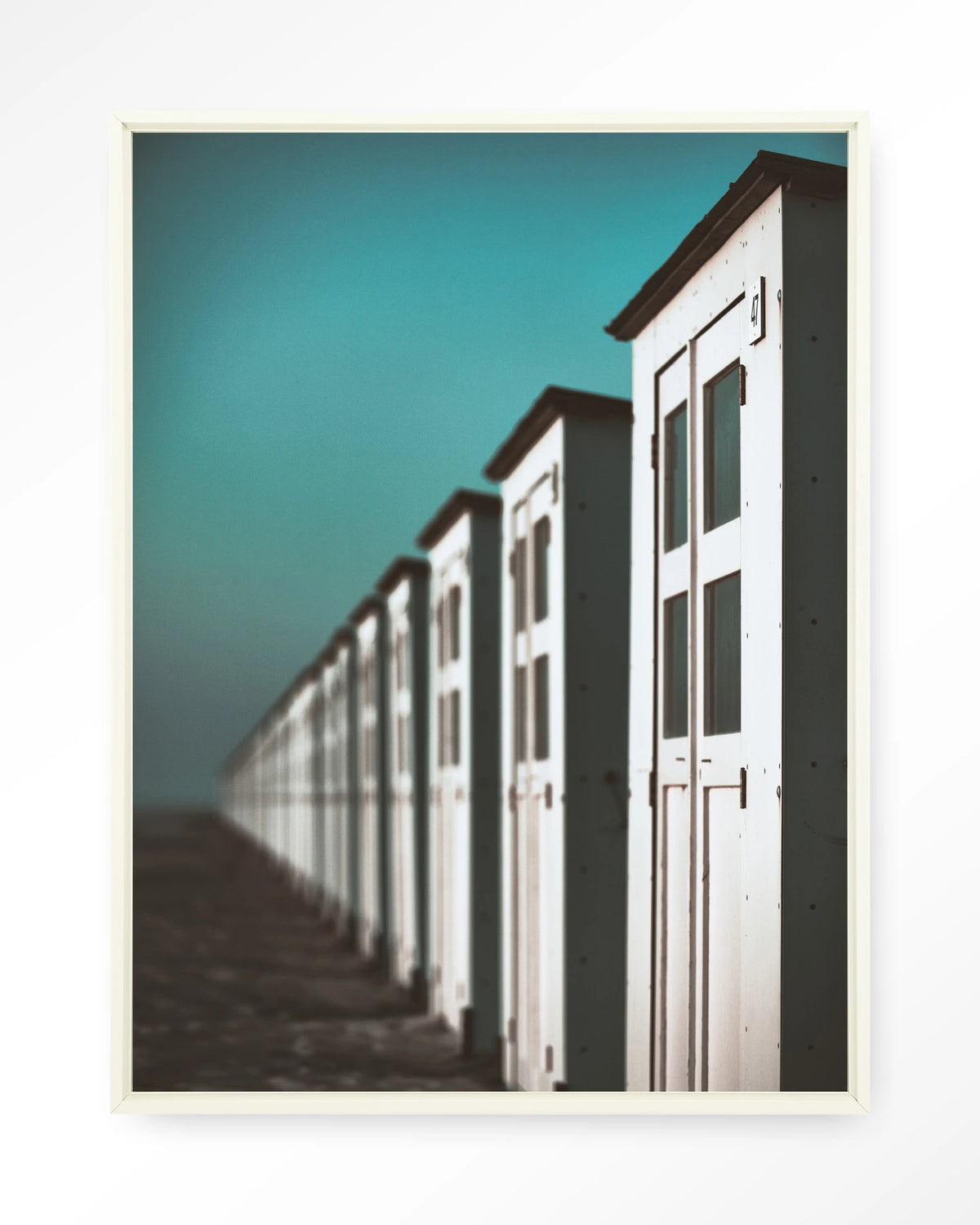 City Life @ The Beach – strandhuisjes in turquoise – Wandkleed – Floating frame – wit