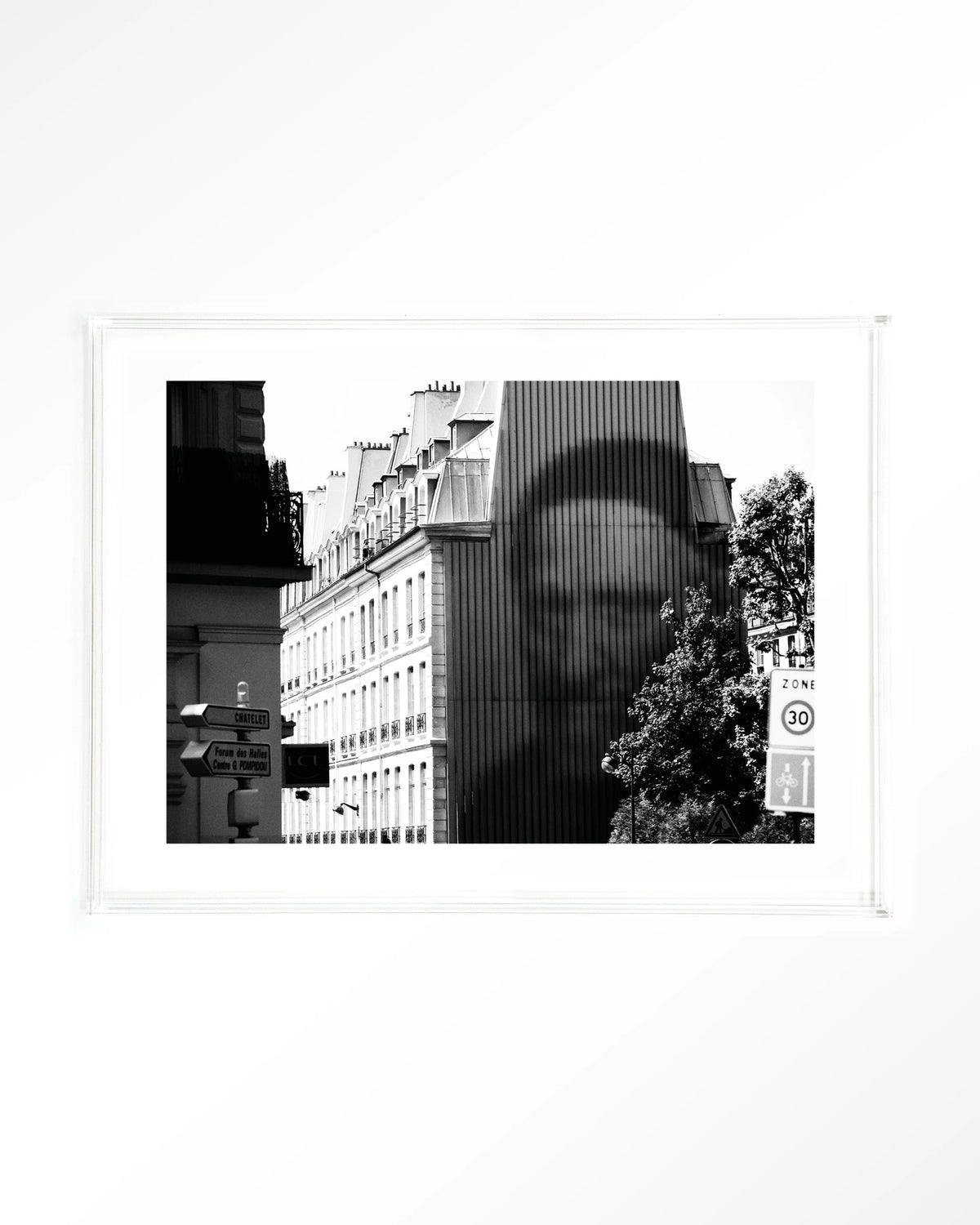 Concrete Contrast Crusher – zwart-wit straatbeeld Parijs – Art print – Acryl doorzichtig