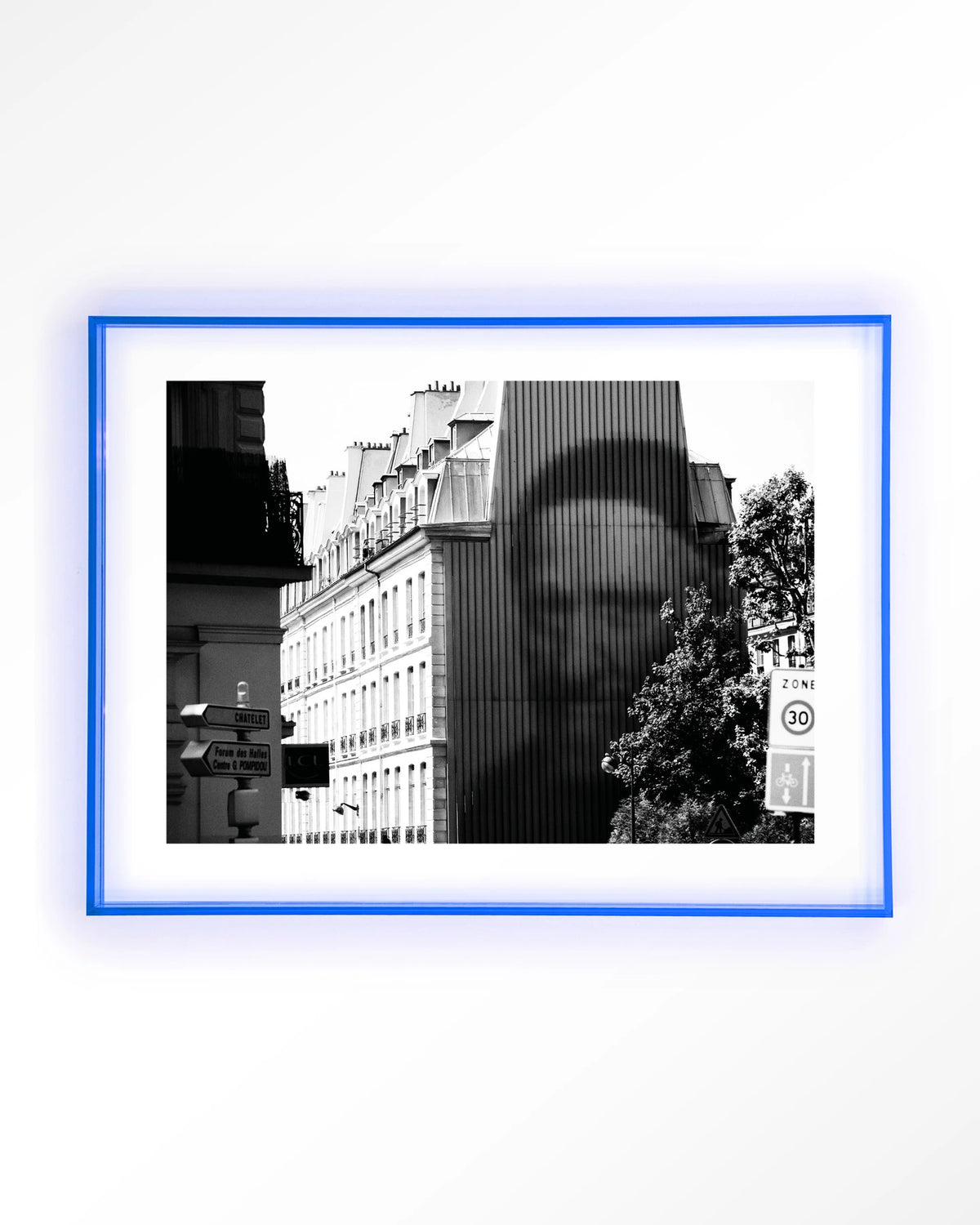 Concrete Contrast Crusher – zwart-wit straatbeeld Parijs – Art print – Acryl lichtblauw
