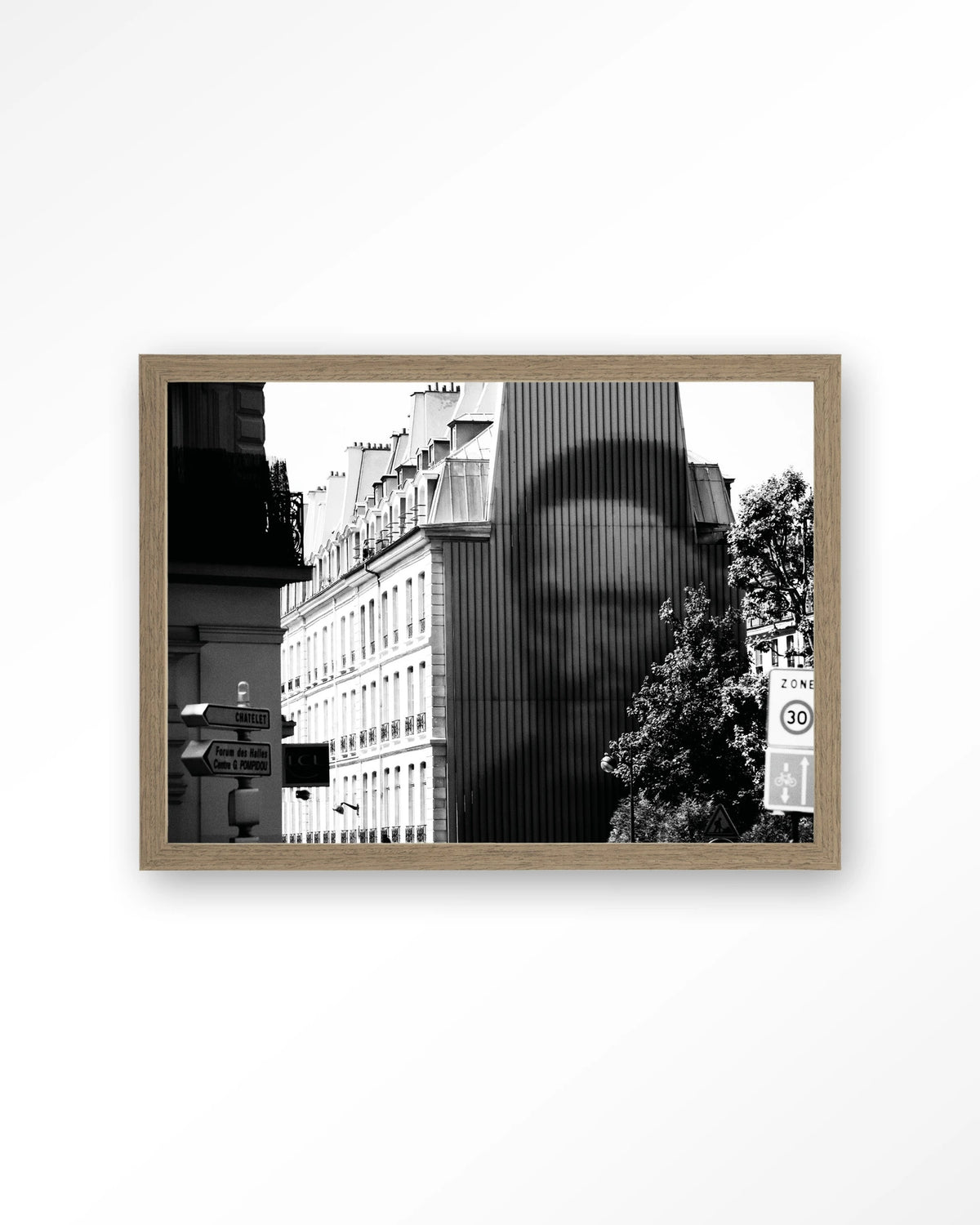 Concrete Contrast Crusher – zwart-wit straatbeeld Parijs – Art print – Hout bruin