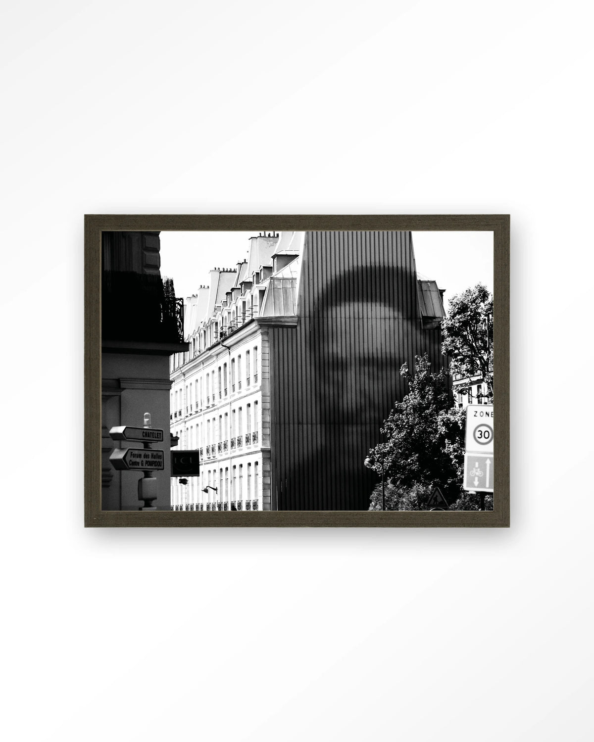Concrete Contrast Crusher – zwart-wit straatbeeld Parijs – Art print – Hout donkerbruin