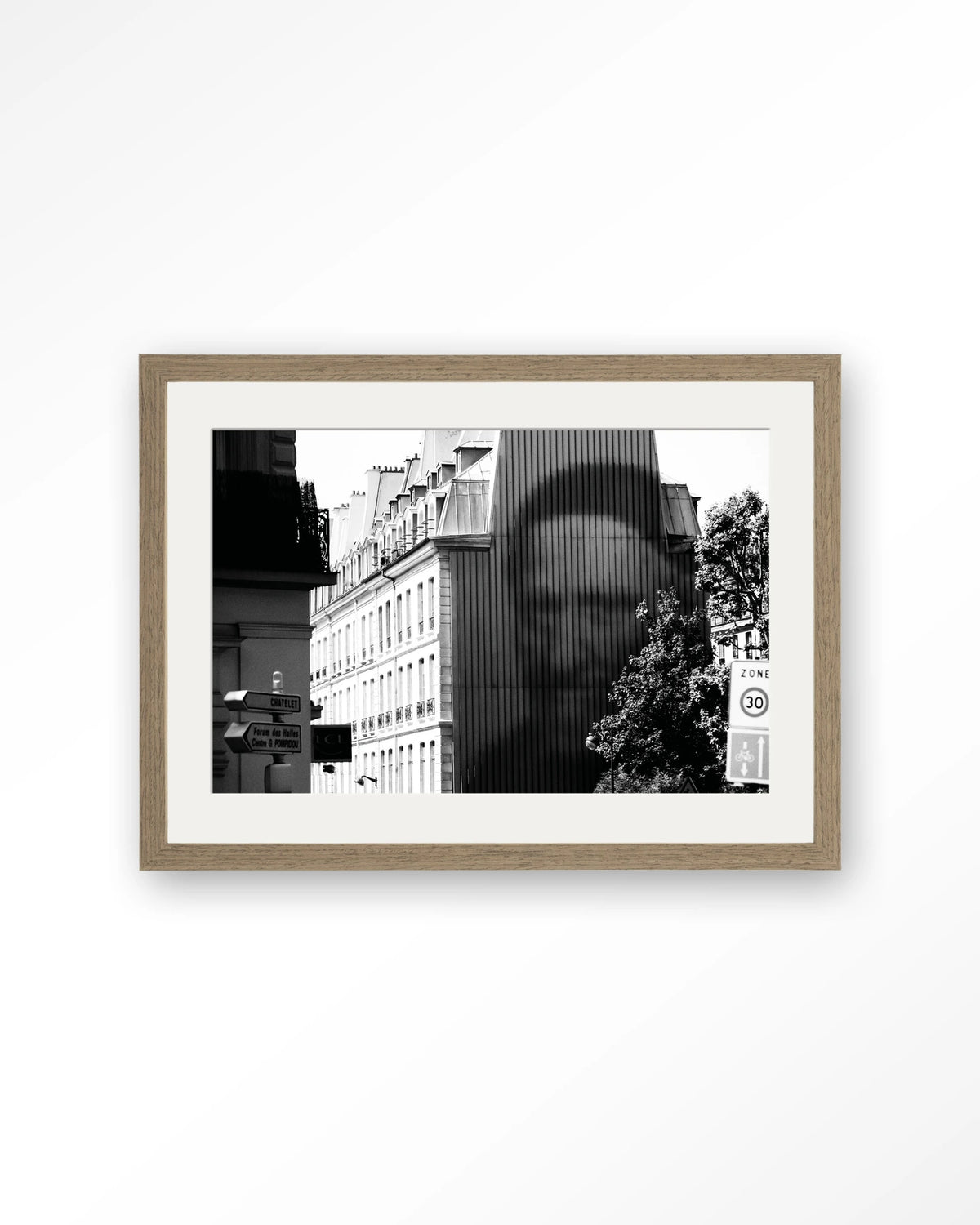 Concrete Contrast Crusher – zwart-wit straatbeeld Parijs – Art print – Hout bruin + passe-partout