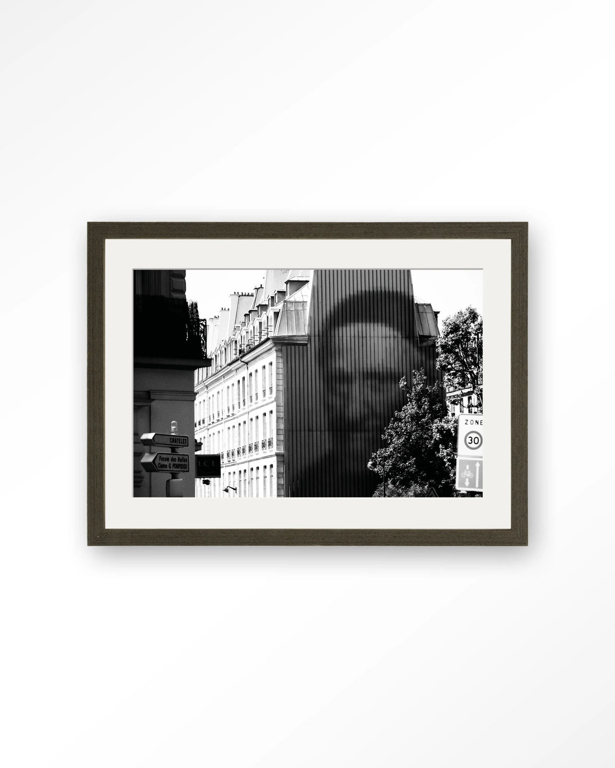 Concrete Contrast Crusher – zwart-wit straatbeeld Parijs – Art print – Hout donkerbruin + passe-partout