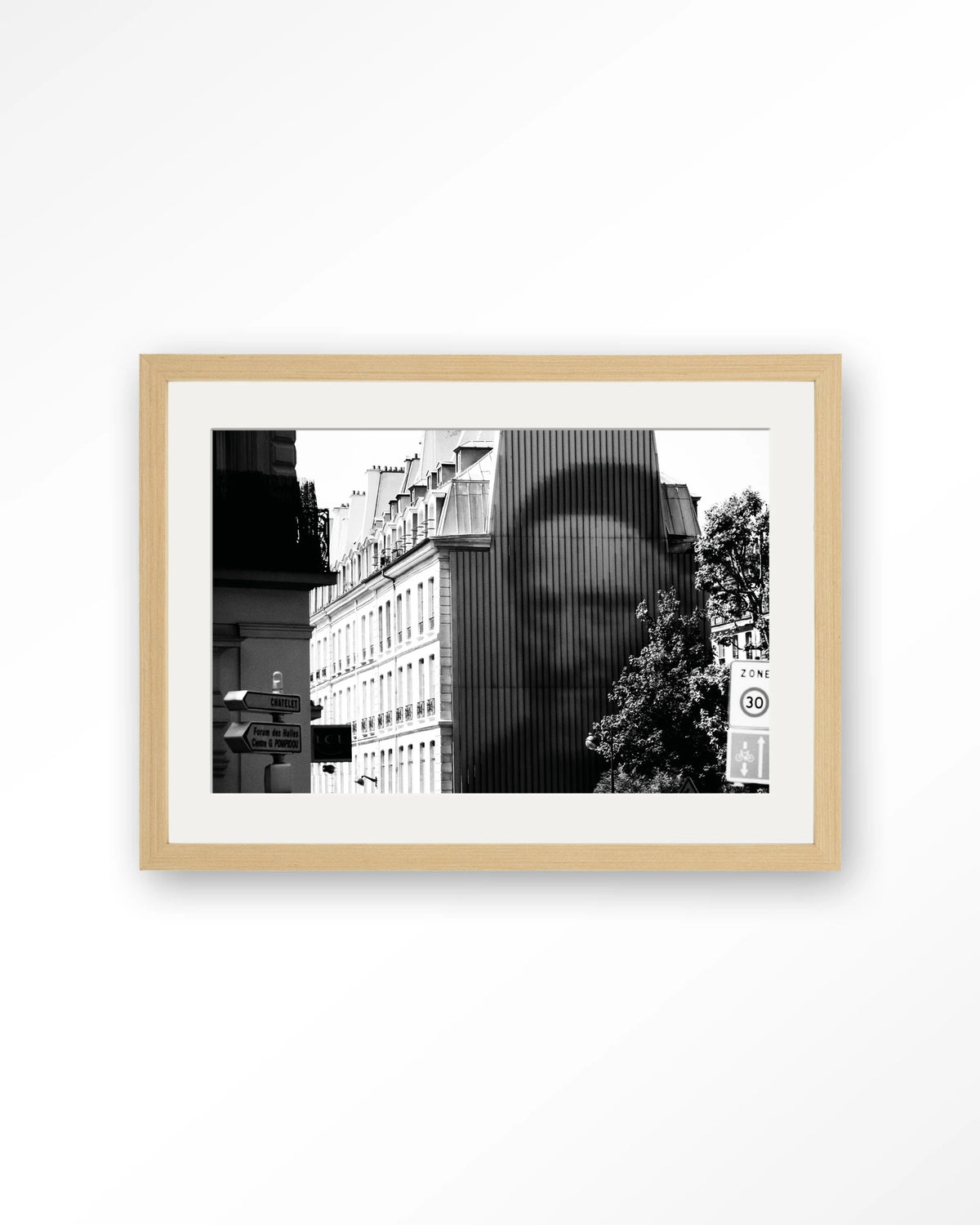 Concrete Contrast Crusher – zwart-wit straatbeeld Parijs – Art print – Hout naturel + passe-partout