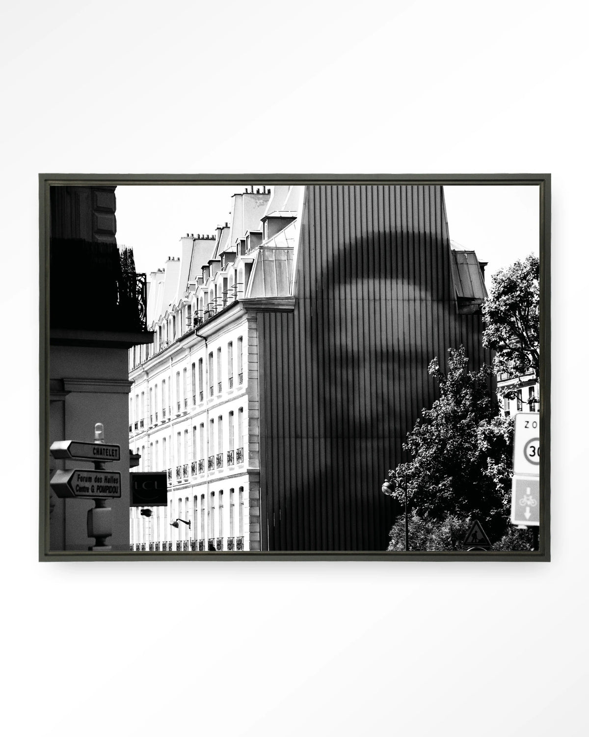 Concrete Contrast Crusher – zwart-wit straatbeeld Parijs – Wandkleed – Floating frame – zwart