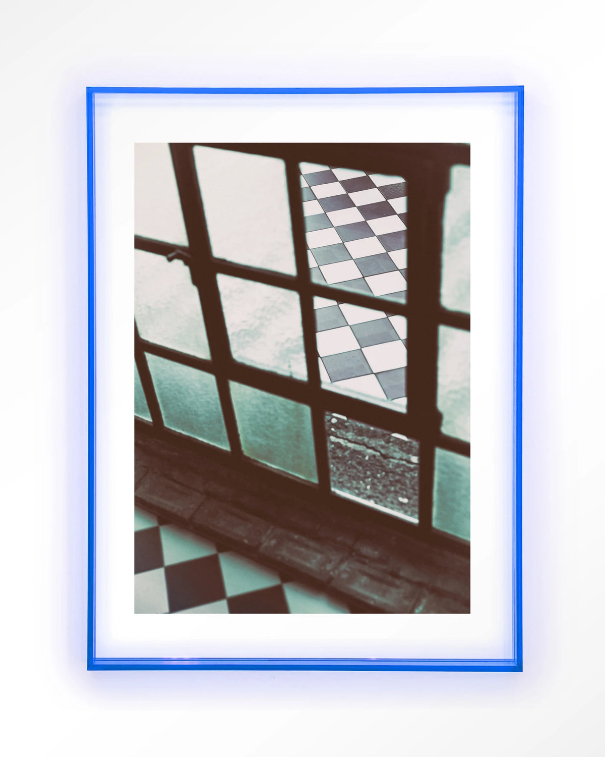 No Squaring @ My Door – raam met geblokte vloer – Art print – Acryl lichtblauw