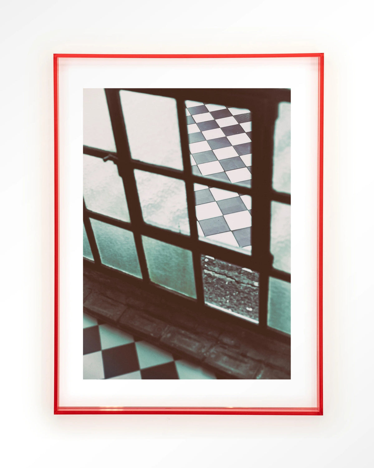 No Squaring @ My Door – raam met geblokte vloer – Art print – Acryl roze